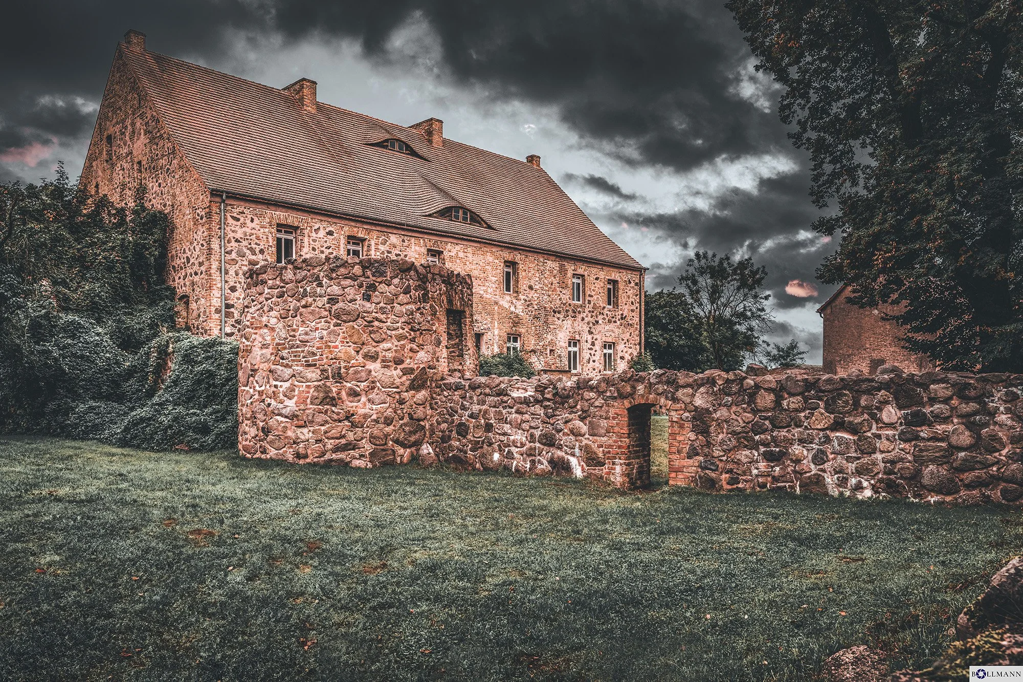 Brandenburg_Schloss_Badingen_Mauer_moody_BOLLMANN-BF_web.jpg