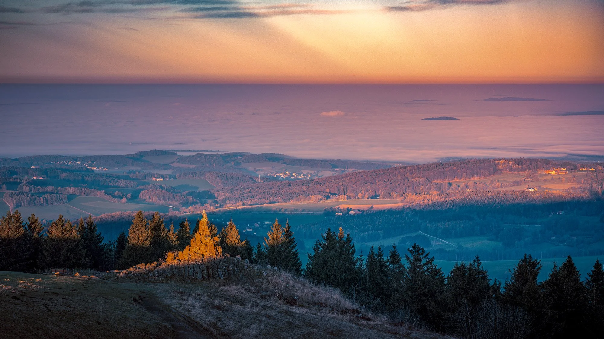 Hessen_Wasserkuppe_Fliegerdenkmal_Sonnenstrahl_BOLLMANN-BF_web.jpg