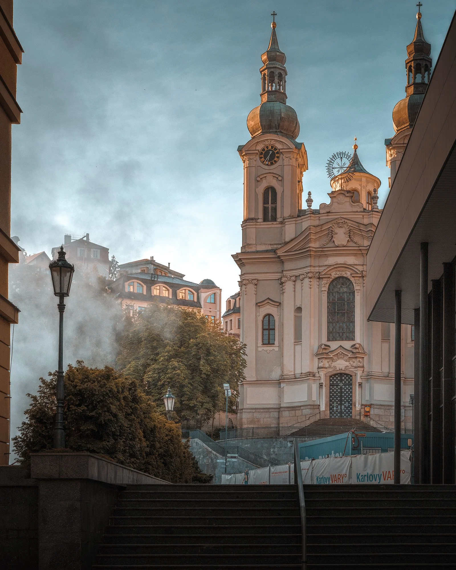 Tschechien_Karlsbad_Kirche_Morgenstimmung_06_2022_BOLLMANN-BF_web.jpg