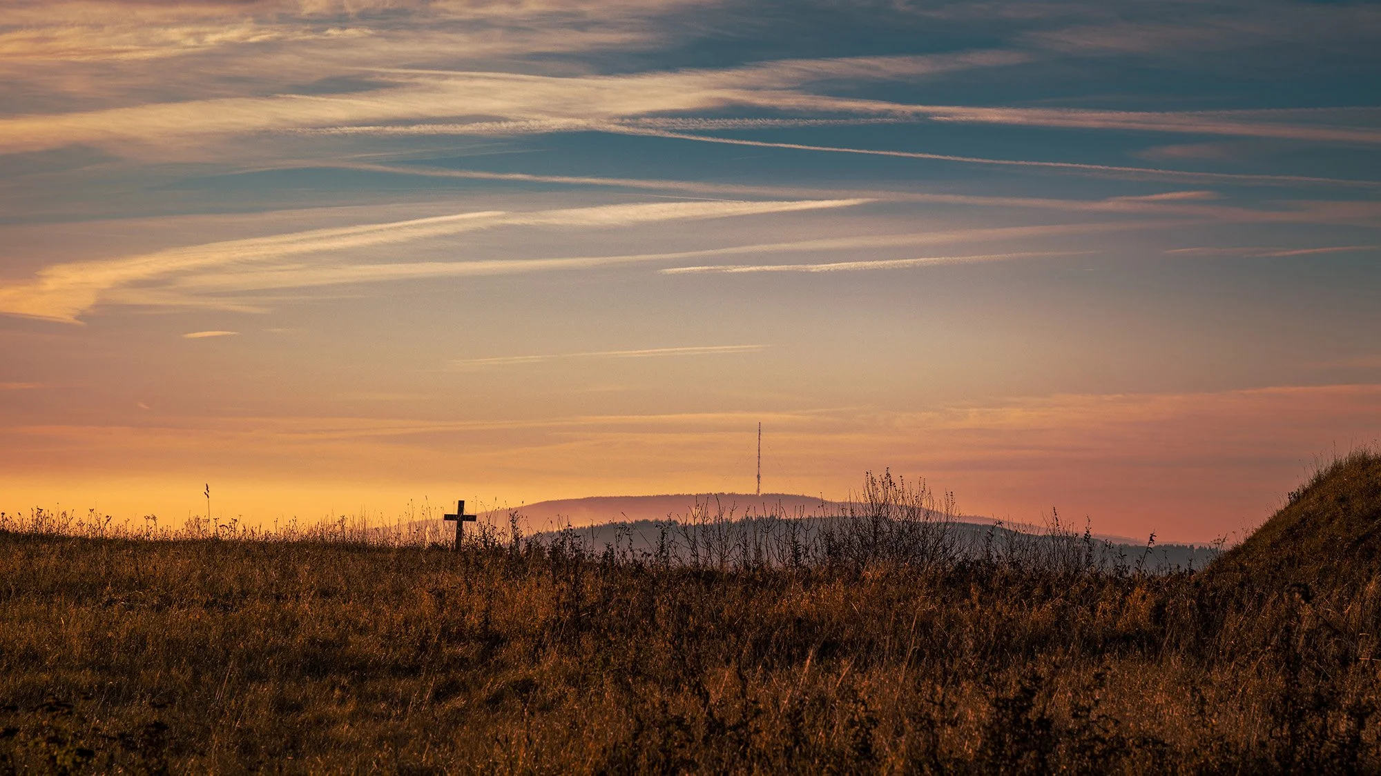 Hessen_Wasserkuppe_Kreuz_Sonnenaufgang_BOLLMANN-BF_web.jpg