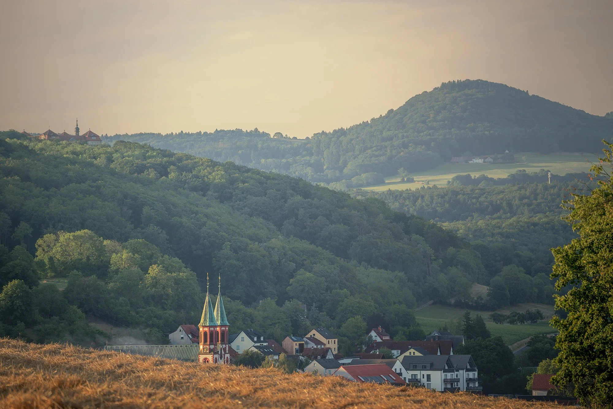 Hessen_Hofbieber_Feld_Kirche_Morgenstimmung_BOLLMANN-BF_web.jpg
