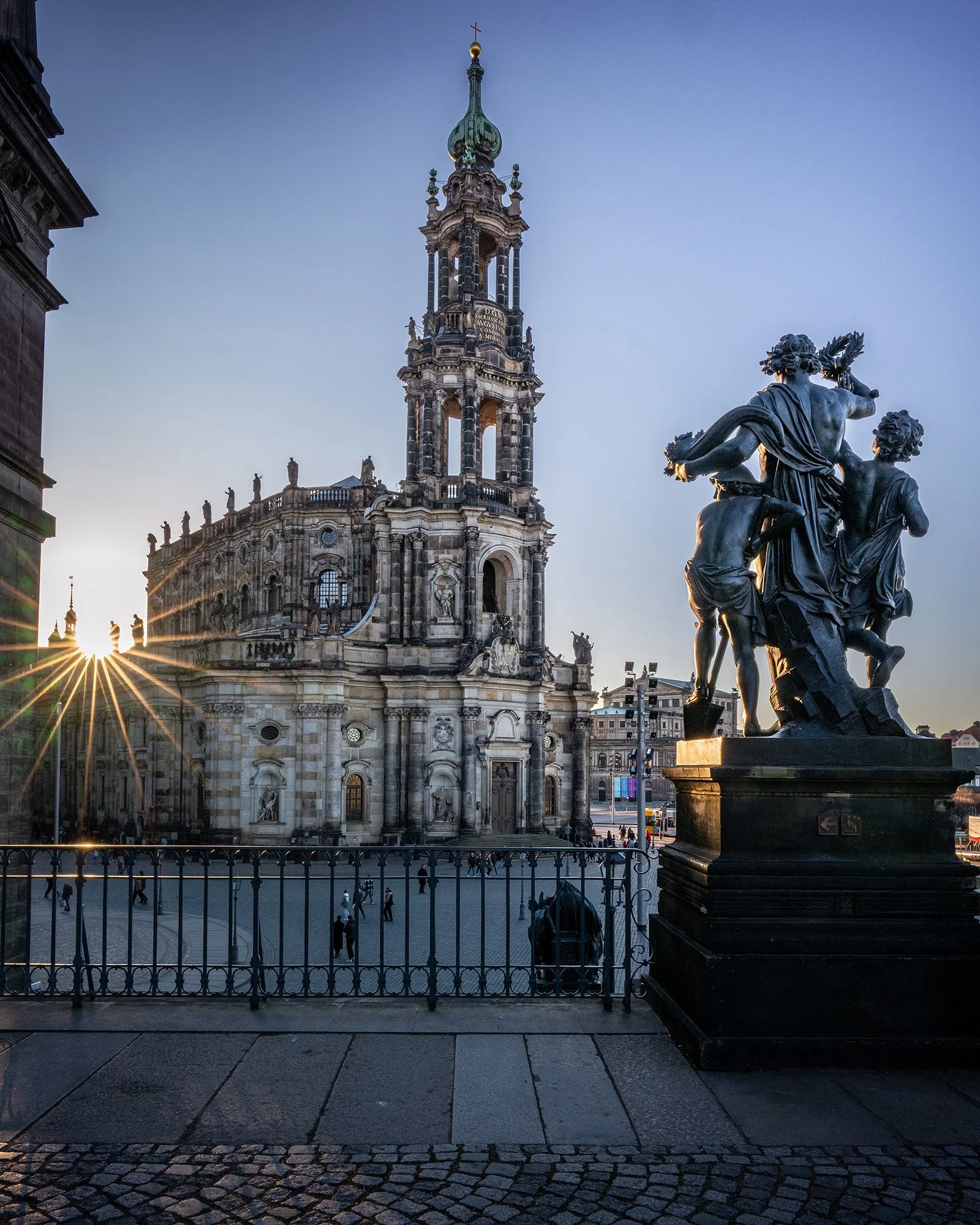 Sachsen_Dresden_katholische_Hofkirche_Sonnenuntergang_BOLLMANN-BF_web.jpg