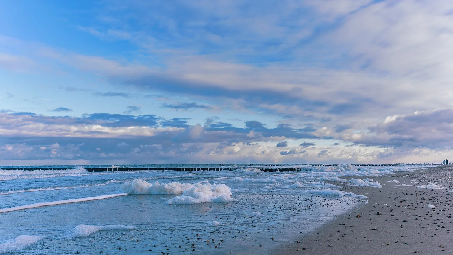 Winterlicher Ostseestrand am frühen Morgen -  Kühlungsborn