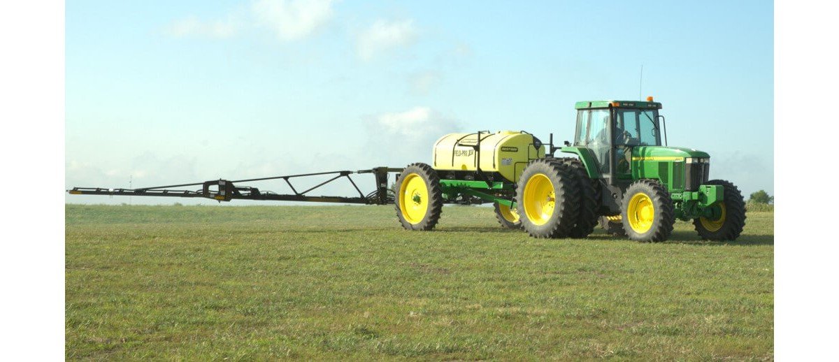 field-pro-iv-in-action-boom-sprayer.jpeg