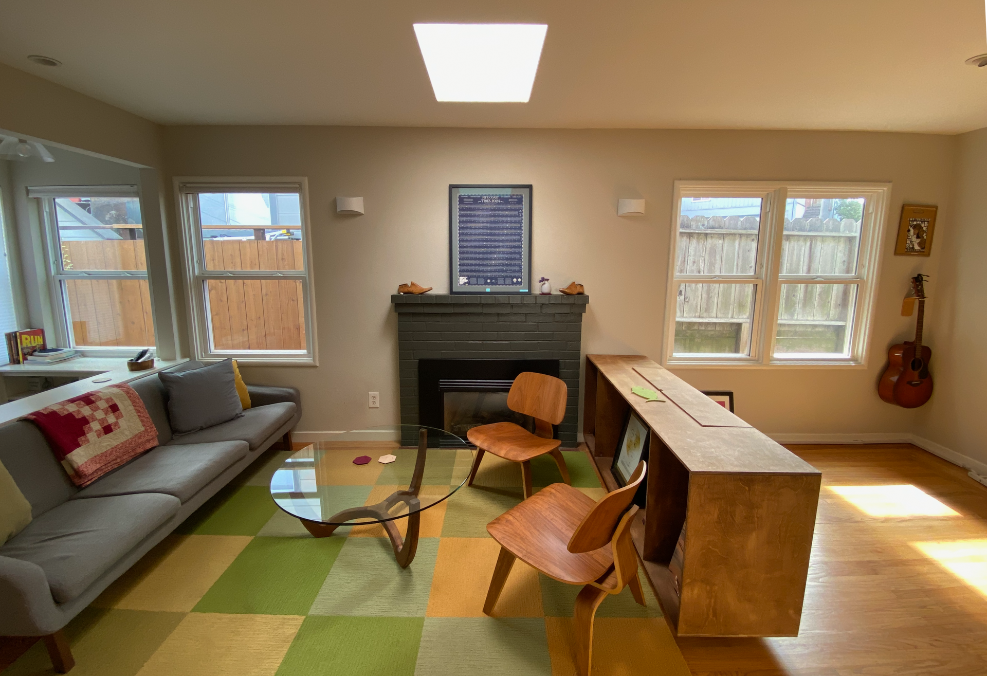 Livingroom with fireplace. 