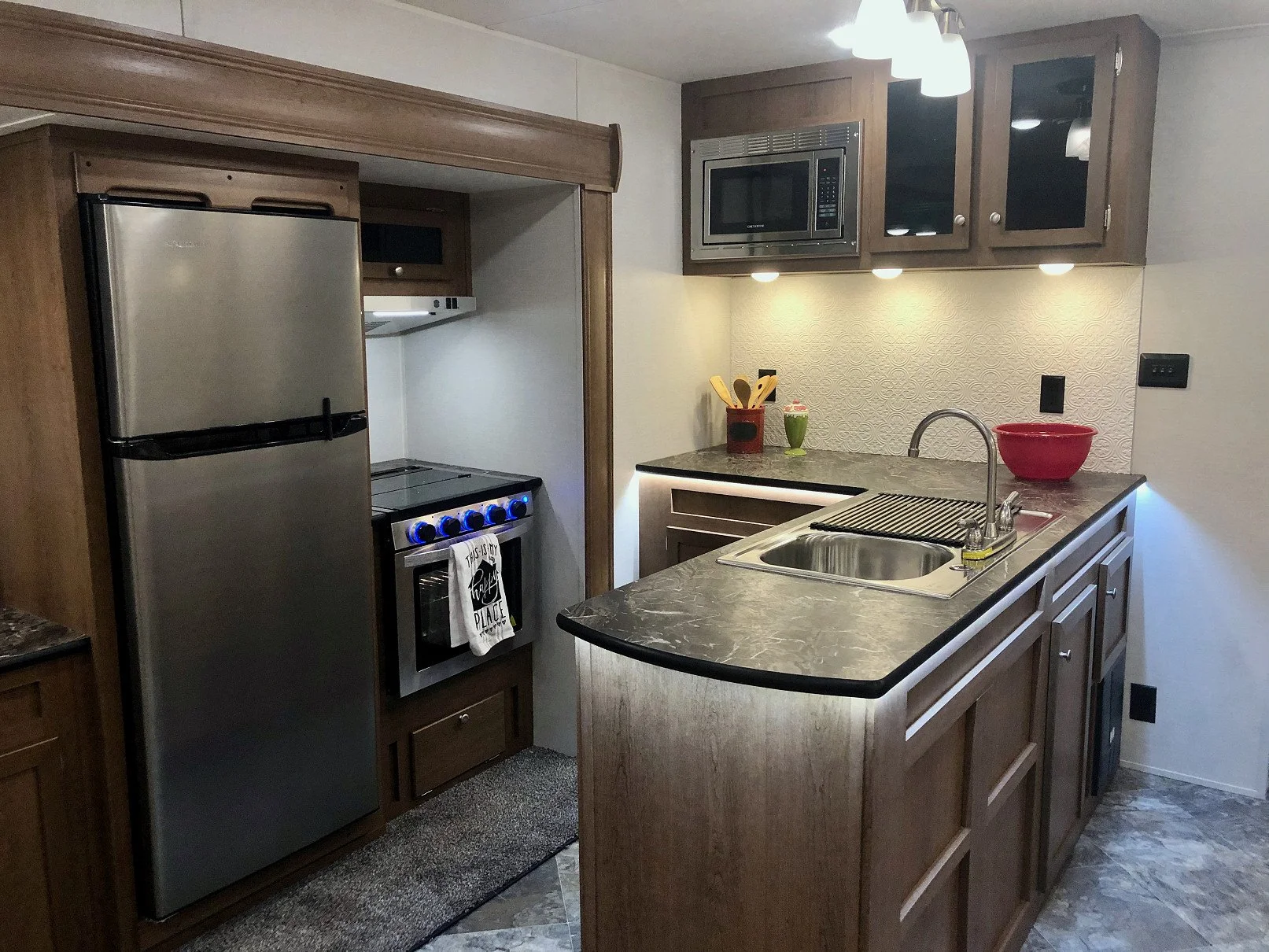 2022 Navigation 322 RLTS Kitchen