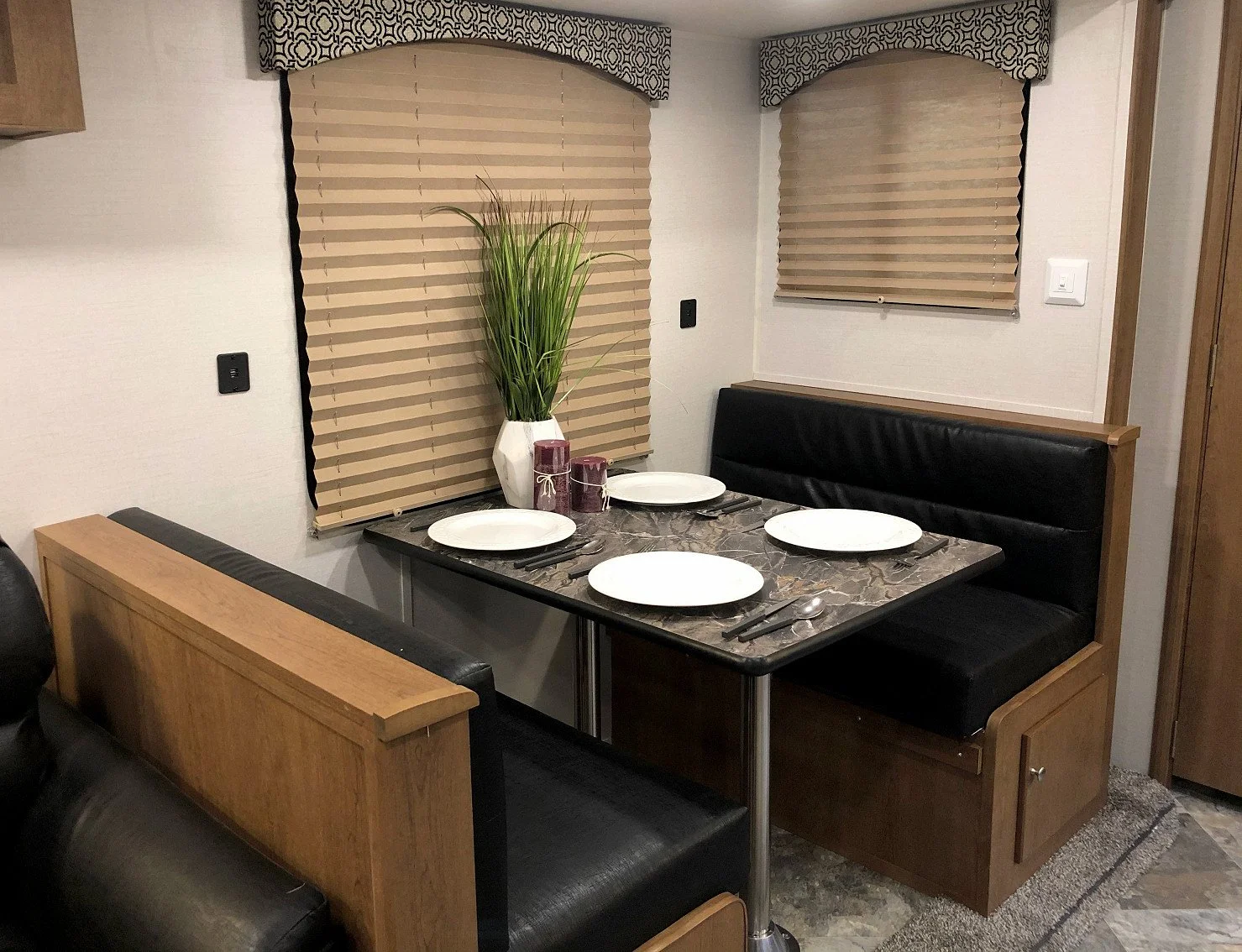 2022 Navigation 291 DBS Dining