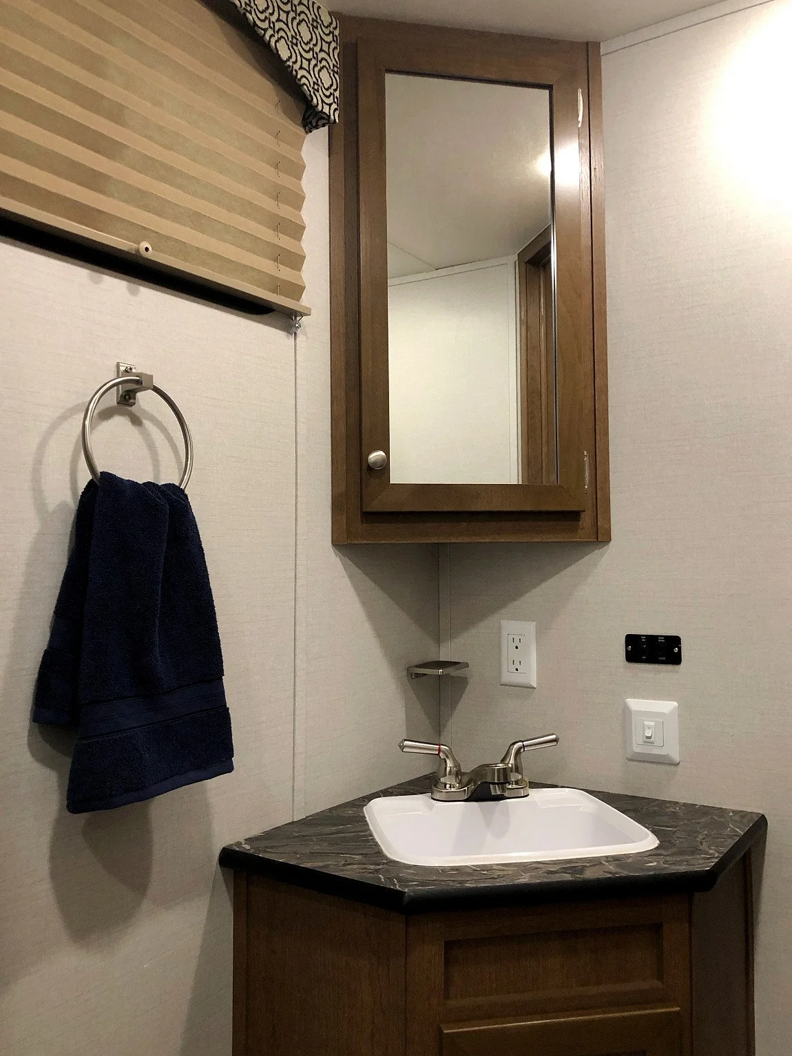 2022 Navigation 291 DBS Bathroom