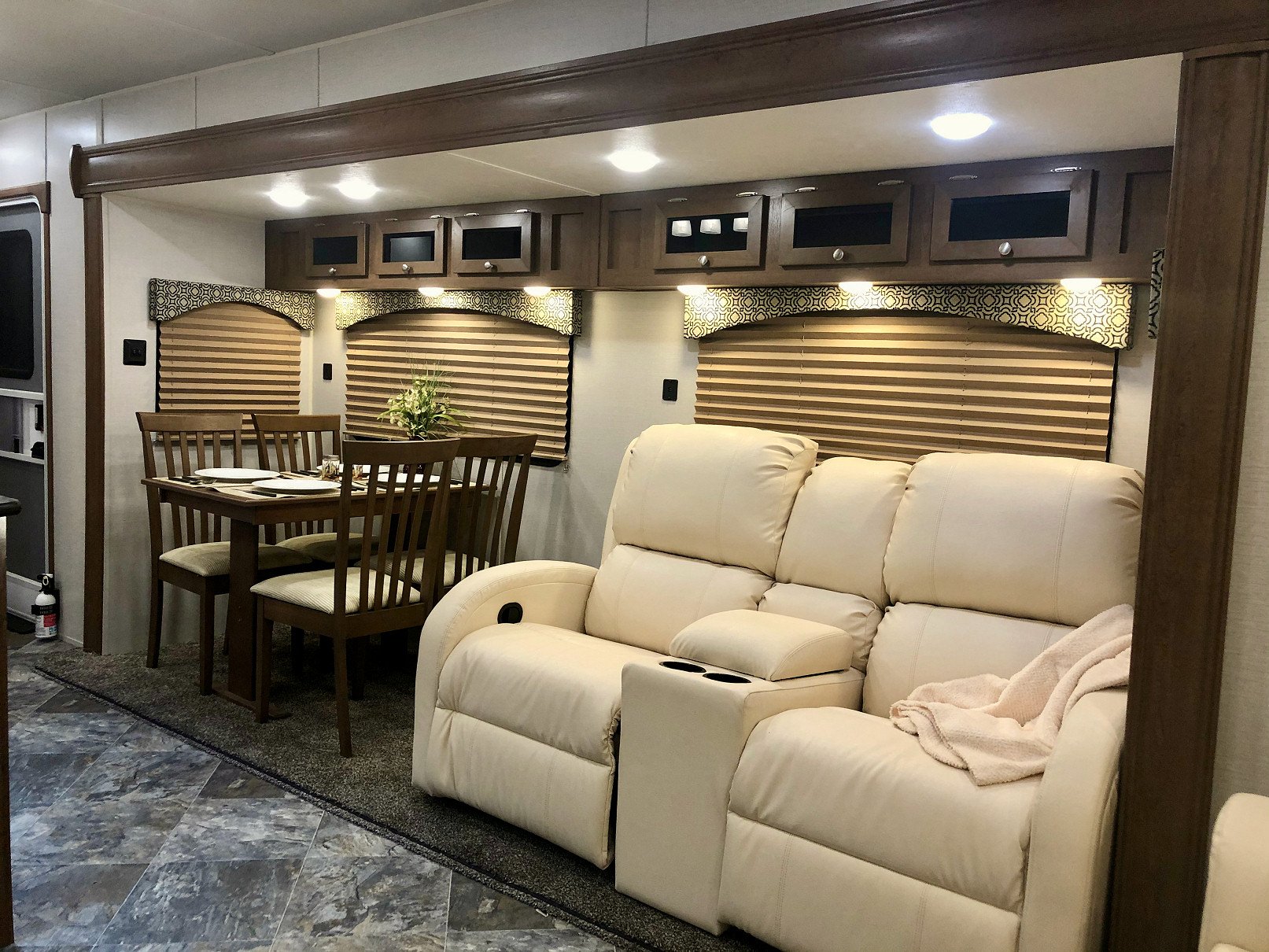 2022 Navigation 322 RLTS Dining and Living