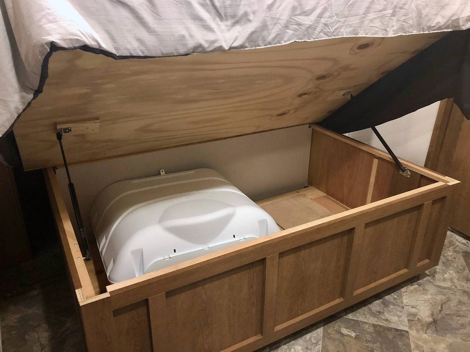 2022 Navigation 322 RLTS Under Bed Storage