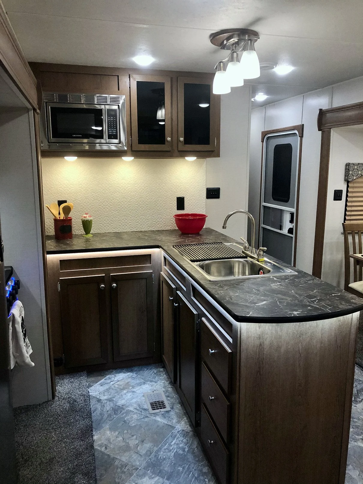 2022 Navigation 322 RLTS Ktichen