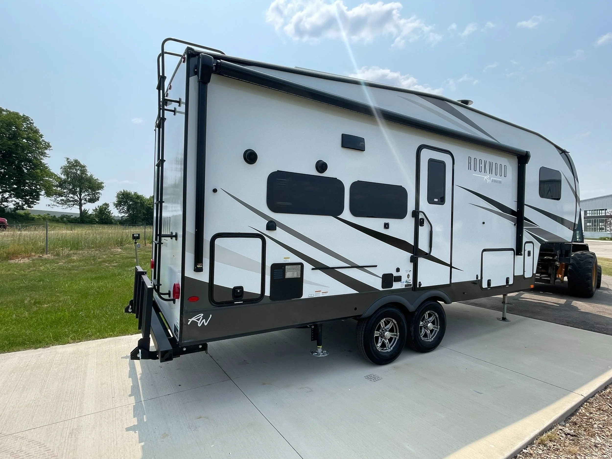 Scratch N Dent RVs for Sale — Select Sales