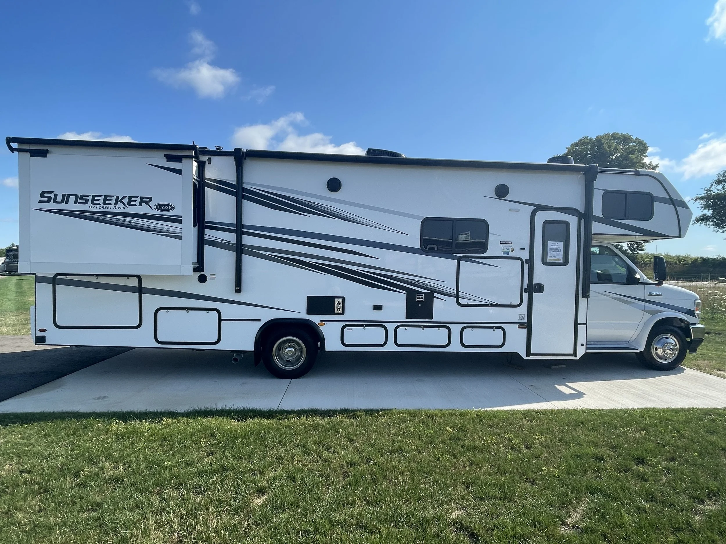 2022 Forest River Sunseeker 3010DS Right