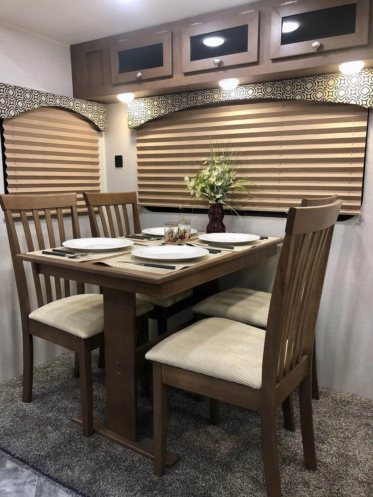 2022 Navigation 322 RLTS Dining