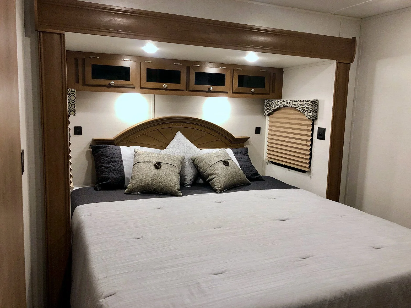 2022 Navigation 322 RLTS Bedroom