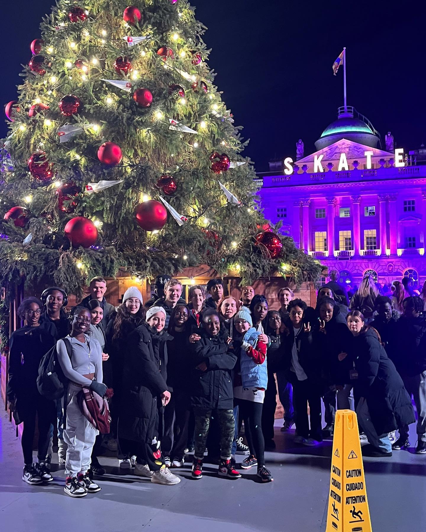 Perfect way to wrap up SJH Youth 2023 with an ice-skating trip to Somerset House! Topped off with a delicious dinner and Christmas movie back at church!