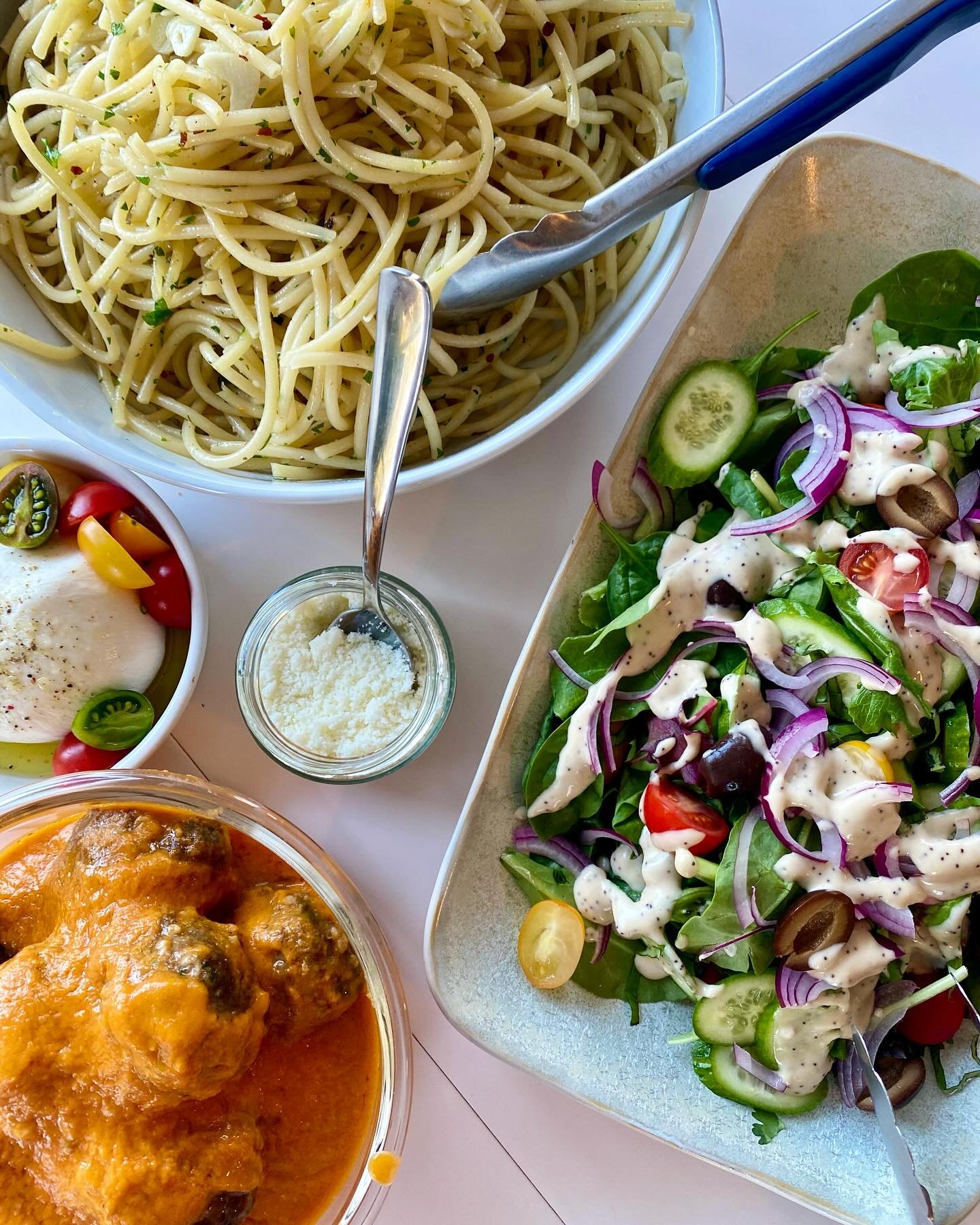 Can&rsquo;t go wrong with grass fed meatballs smothered in pomodoro, sides of garlic bucatini pasta, buffalo buratta, and lemon poppyseed ❤️ regional Italian menus are one of our favorites to cook 👩🏼&zwj;🍳👩🏻&zwj;🍳 we customize all menus specifi