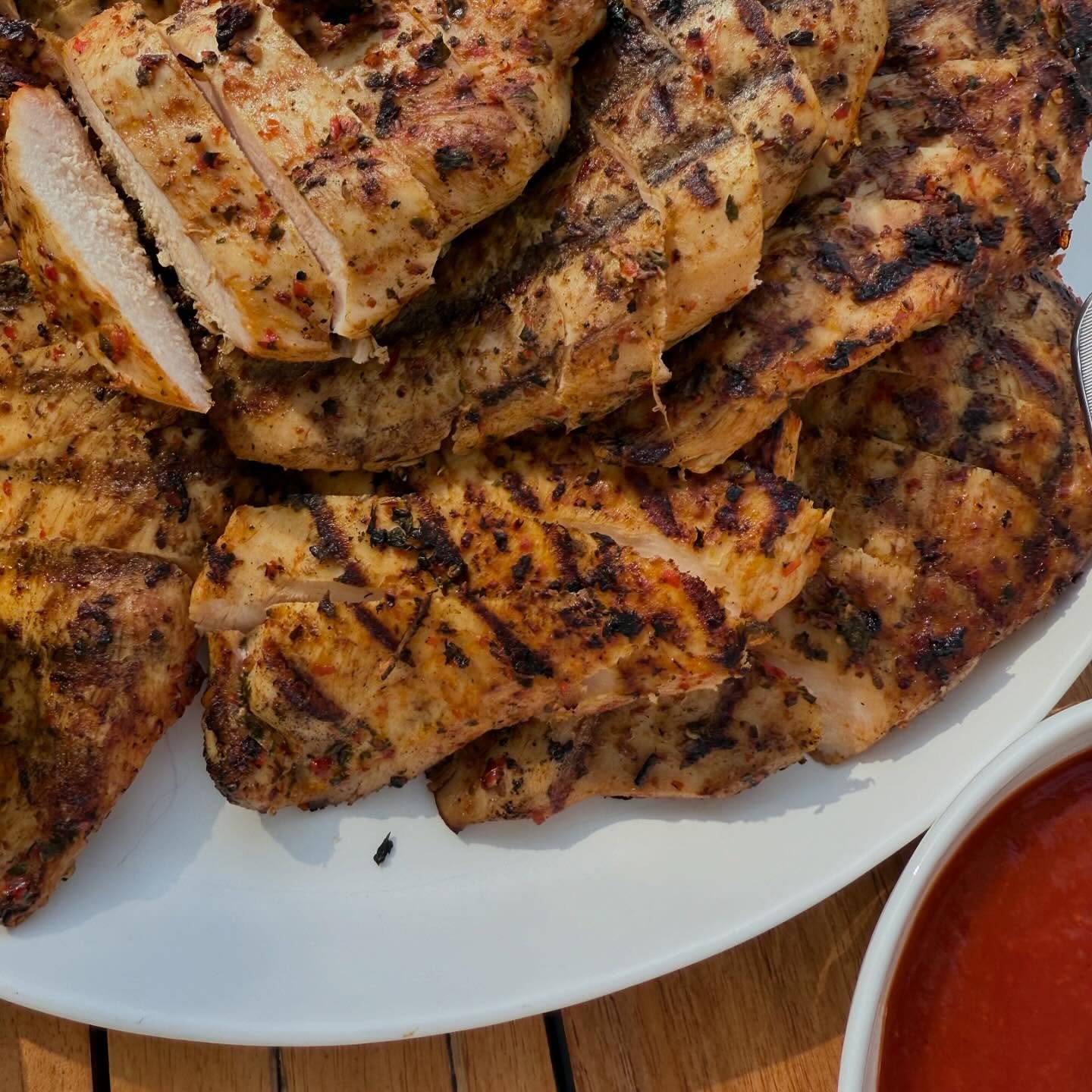 48 hour marinated and grilled, pasture raised chicken, served with a fermented chile hot sauce! 🌶️ Our clients could not get over our house made hot sauce, so the sauces made it in the menu each week after this event ! 🌶️😛 #thetinydeli #sandiegoor