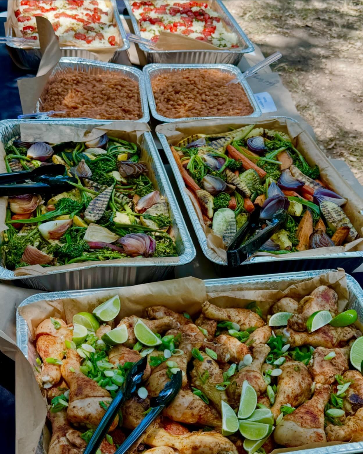 Spring workshop lunch for 65 guests! 🍅🍲 Picnic style lunch under oaks, featuring garlic roasted chicken from @pasturebird local grilled veggies, wild fermented focaccia utilizing @bartonspringsmill, a loaded Baja chop salad and lots more! We would 