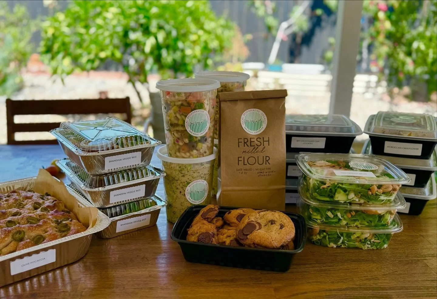 Drop off or full service catering available right here in San Diego❣️ From dinner set ups, to side dishes, loaded fresh salads, decadent desserts, even fresh milled flours and mixes, we&rsquo;ve got you covered 🍪🥘🥗 100% organic #organiccateringsan