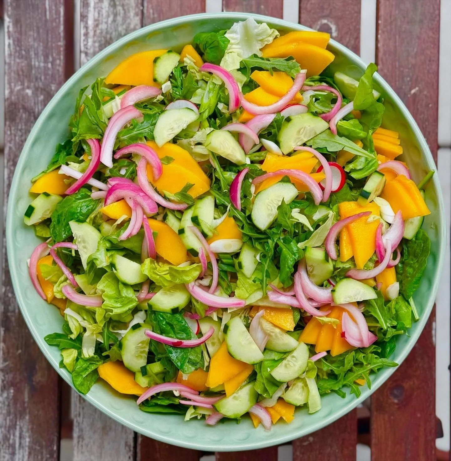 Seasonal salads are a must at any occasion 🥗💕 loaded with fresh organic seasonal veggies, tossed with your choice of our housemade vinaigrettes, this one is a summer classic 🩷#sandiegoorganiccatering #organicsalad #organiclunch #healthylunch #sand