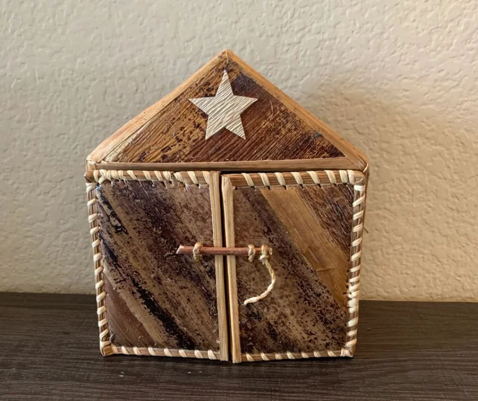 These beautiful nativities 
handmade by our Tabitha Artisans in Uganda 
make beautiful  gifts or additions to your 
Christmas decor. Two different designs (double 
or single door) in a variety of finishes. 
🎁 Shop at the link in our bio.