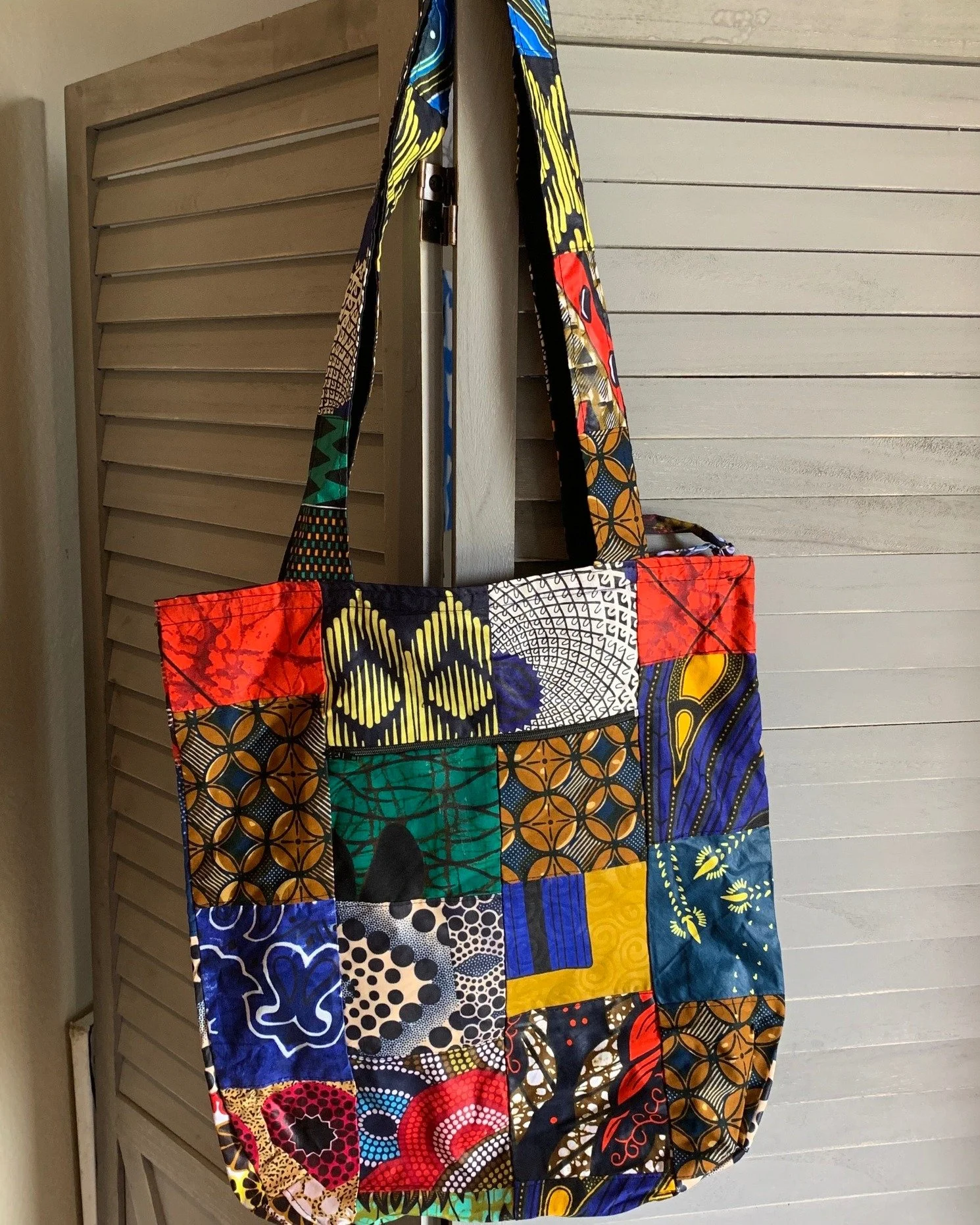 These beautiful totes made by our 
Tabitha Artisans will make great Teacher 
Appreciation gifts!  A patchwork of beautiful African 
print fabric, the tote zips closed, has an interior 
pocket, has a zippered exterior pocket and is fully 
lined. 

👉 