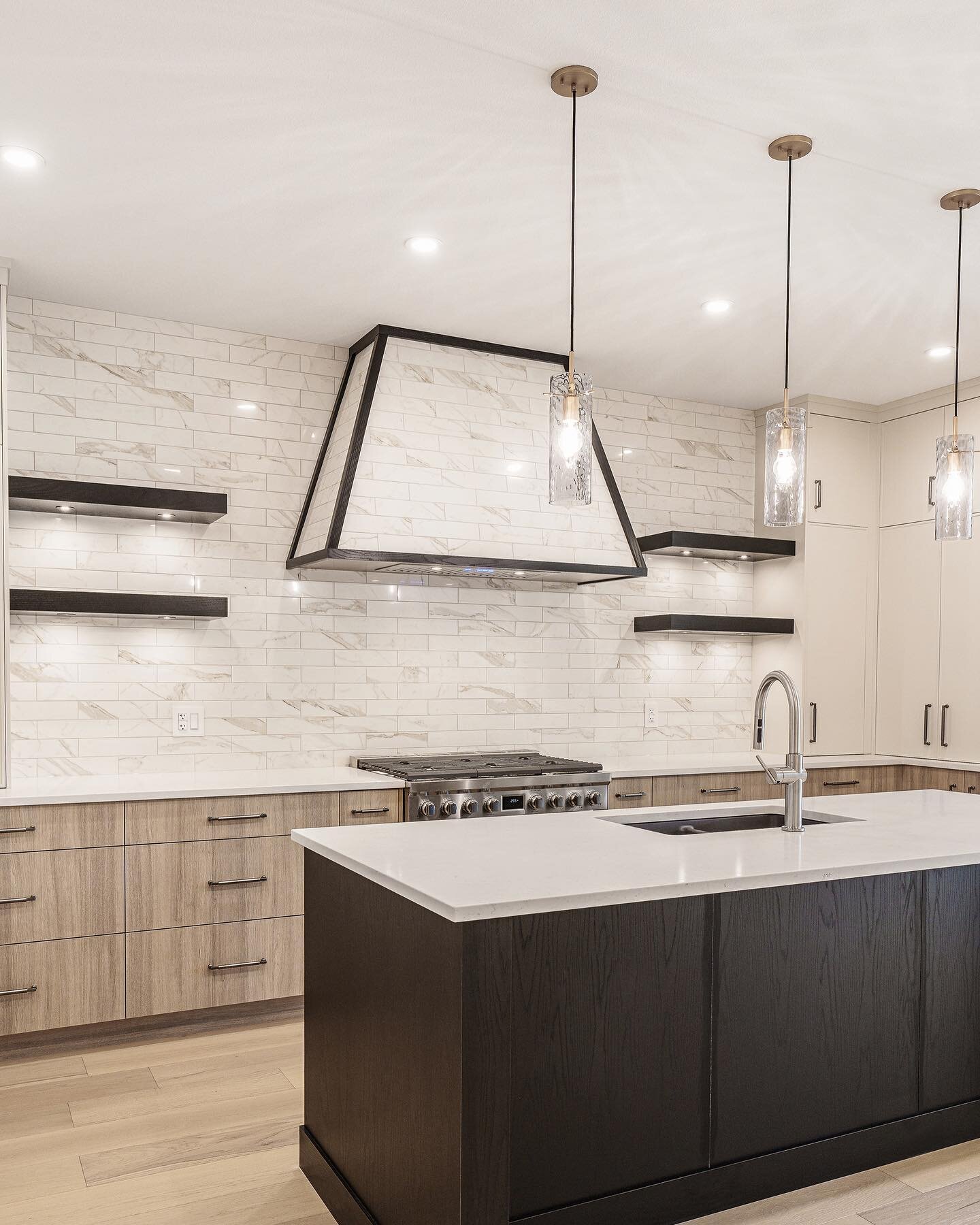 The backsplash and hood fan display a tile selection that is elegant and dreamy ✨ The tiles extend all the way to the ceiling, creating a seamless and visually stunning backdrop. Colour palette is timeless ♾️

#kitchen #interiordesign #realestatephot