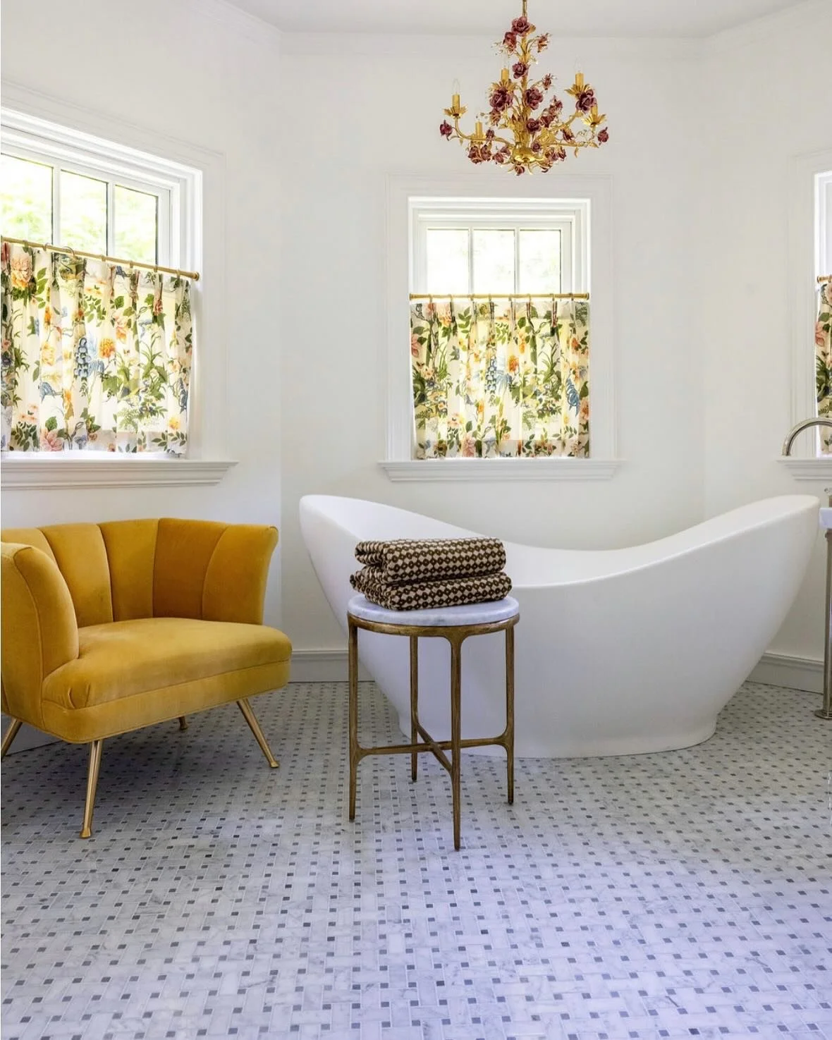 Beautiful beautiful beautiful bathrooms.  Design by @lauraworosz  of Laura Worosz Design. Photography by @newlightcreativeservices