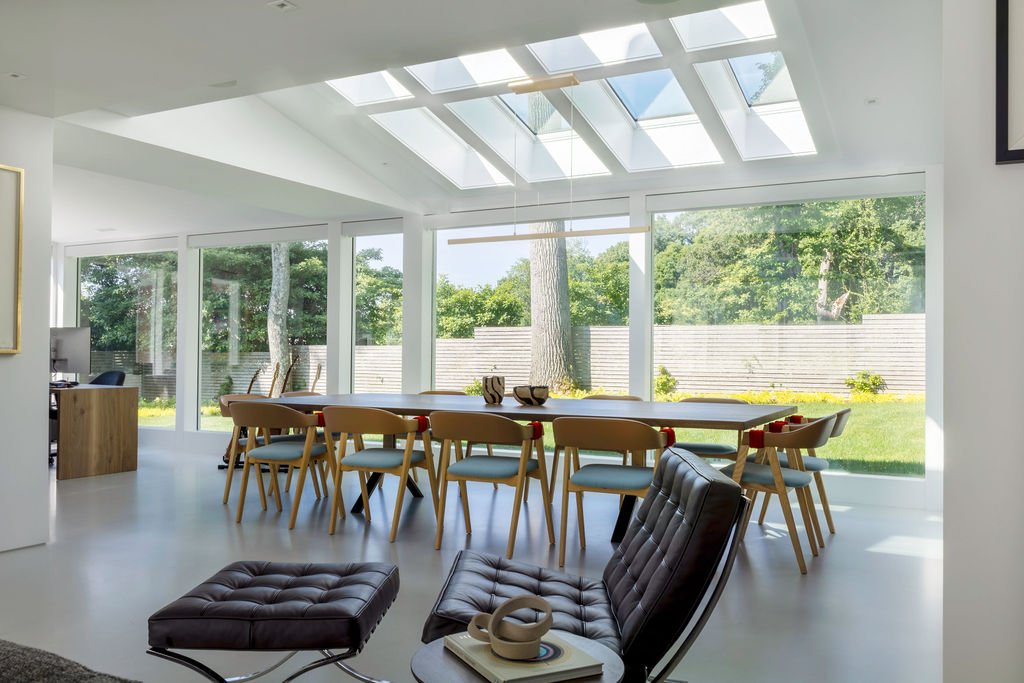 Wide interior photography establishes the architecture as a whole, showing how natural light, furniture and indoor-outdoor relationships define the completed project.