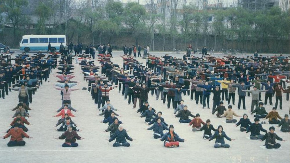 People performing Falun Gong’s meditative exercises before work. 
