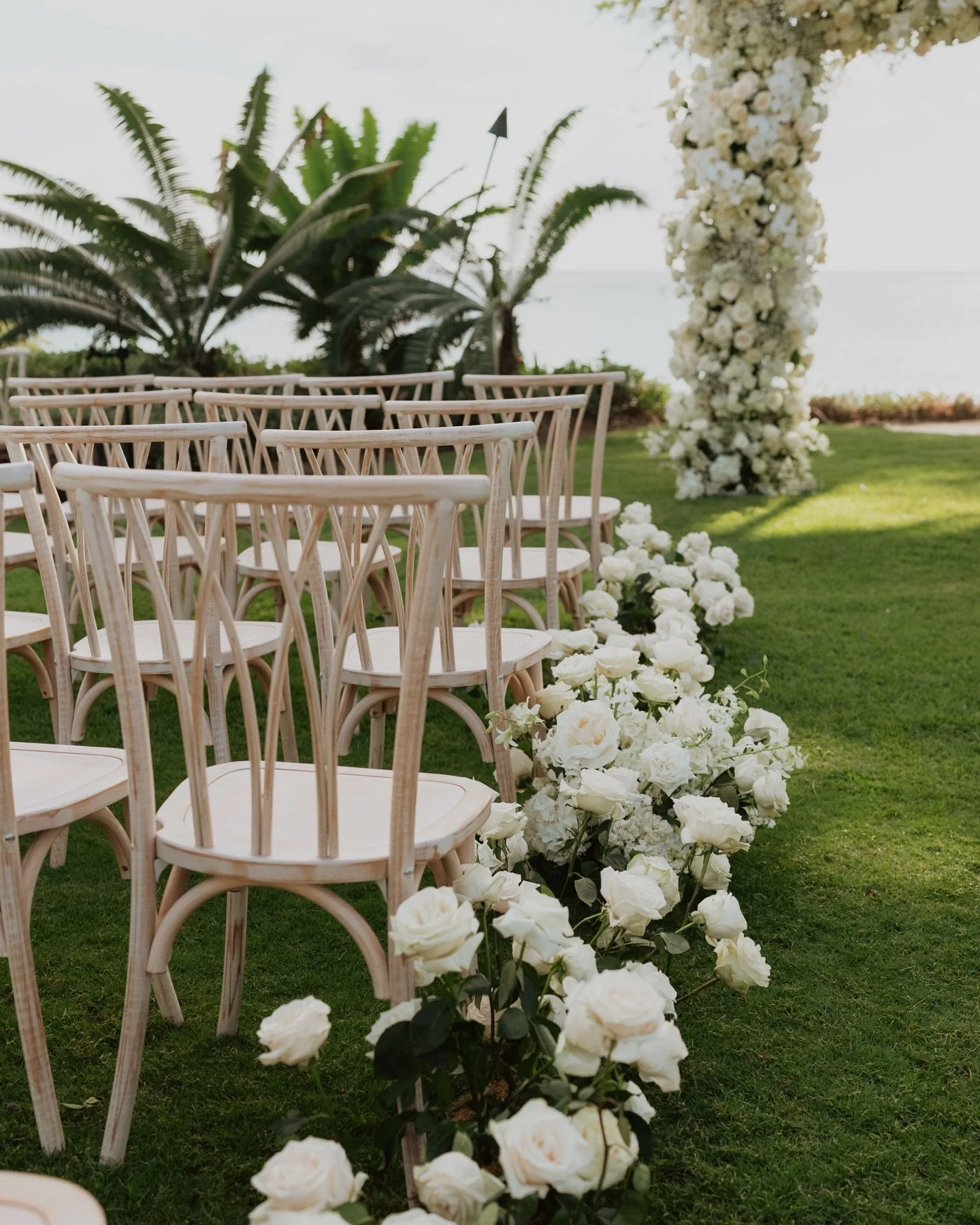 Hawaii has a way of making everything feel like a dream and the Heim wedding was no exception🤍

Vendor team:
@cristinaraephoto 
@silverliningeventco 
@fslanai 
@marchfloraldesign 
@castiestudio 
@nuagedesignsinc 
@sheisartbeauty