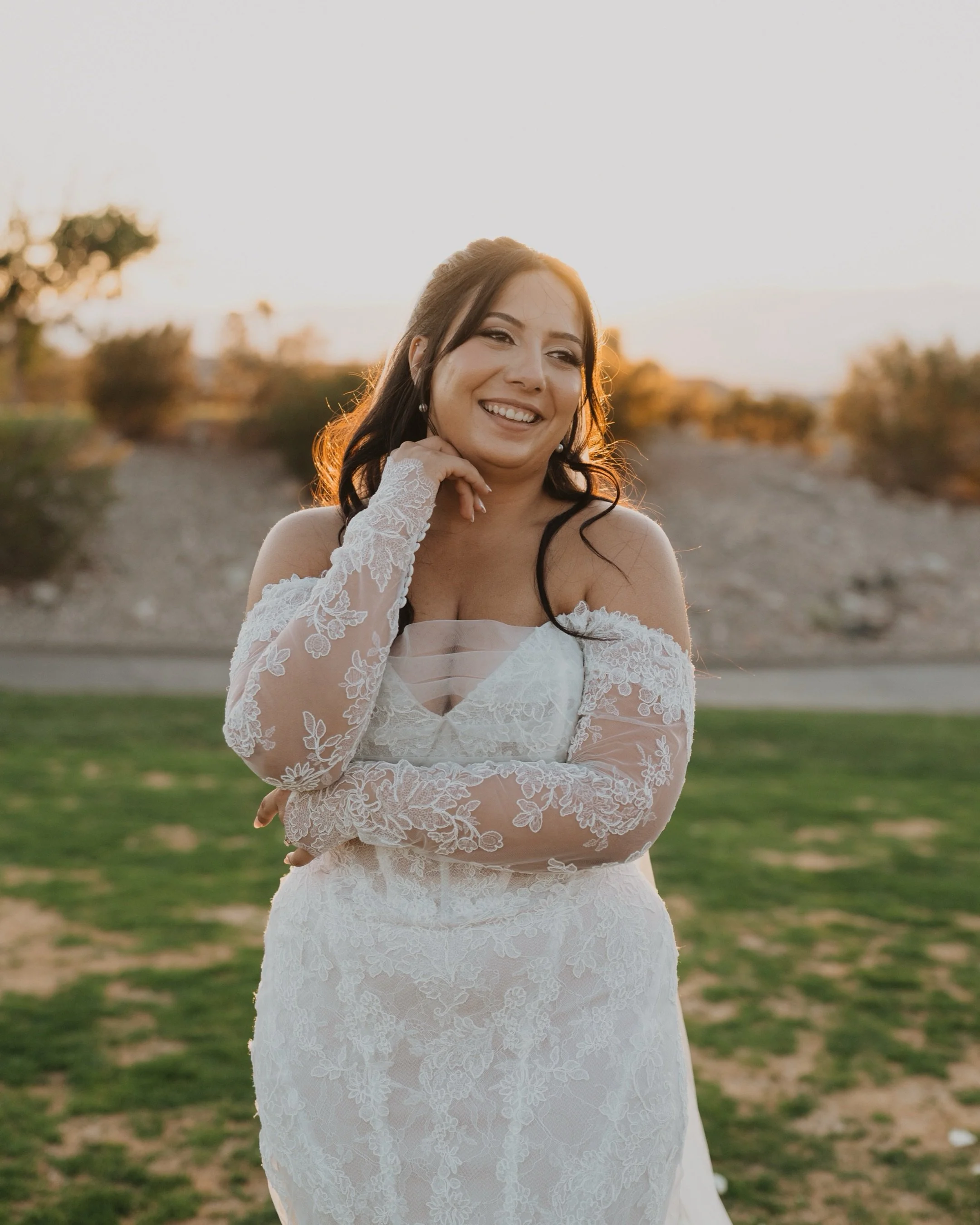 Joelle was absolutely glowing and the golden hour had no choice but to keep up, her groom getting emotional watching her work it was just the cherry on top🥹

#bridalsession #bridalphotos #luxurybride #golfcoursewedding #bridestyle weddingphotographe