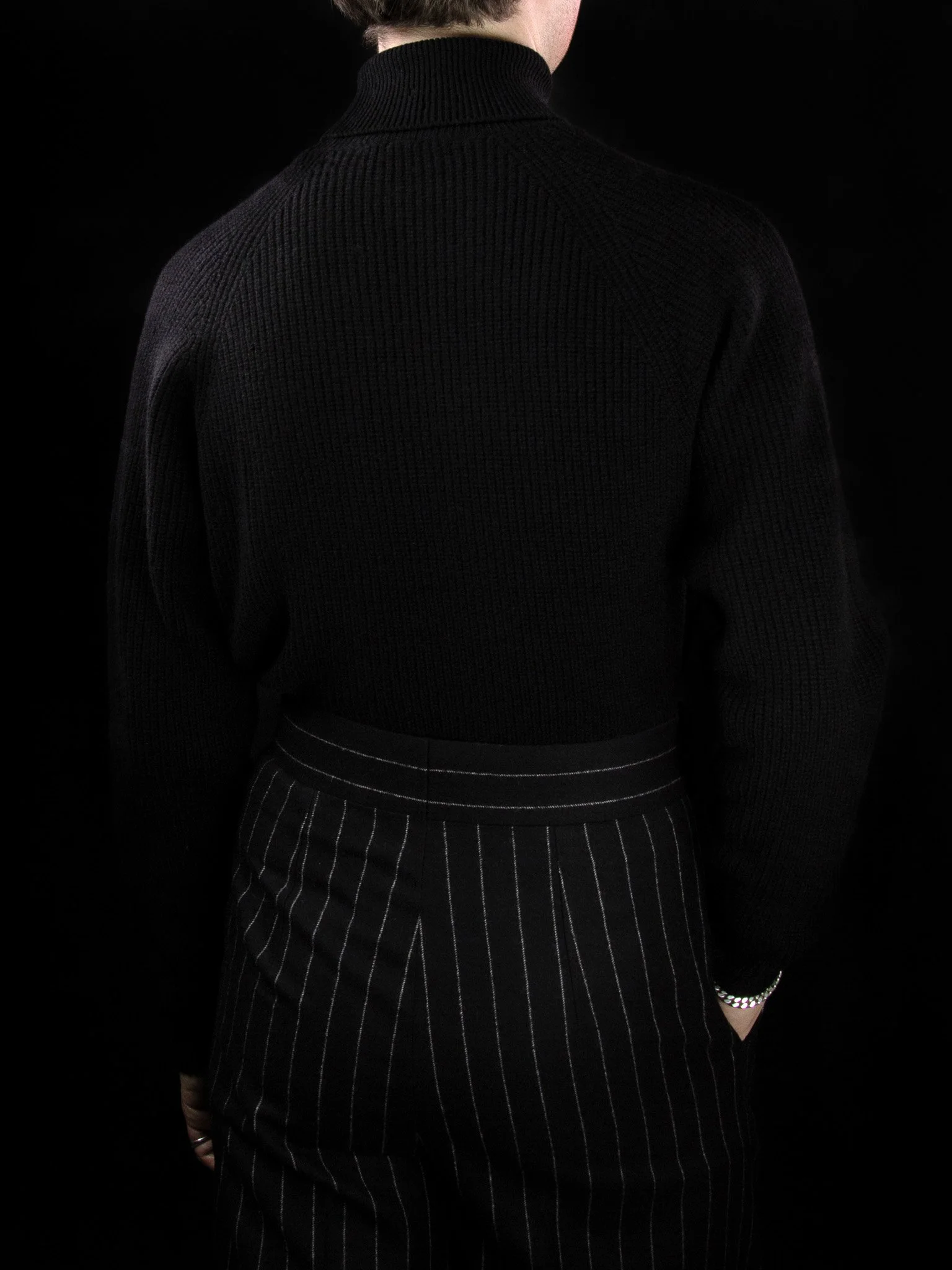 BLACK_Cash _ Merino Poloneck_HIM_model back.jpg