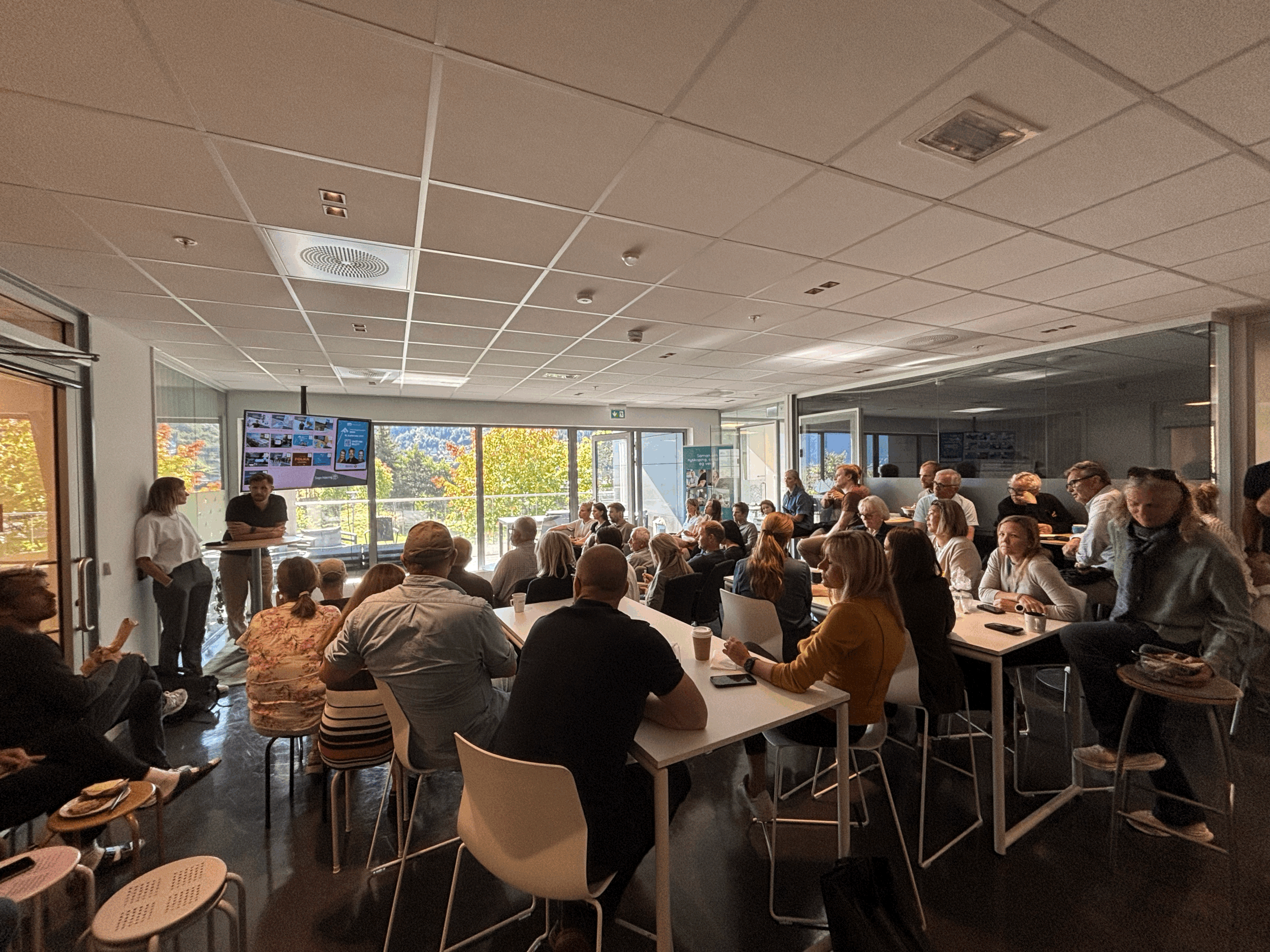 Fullt hus då haustens Lunsj med påfyll starta