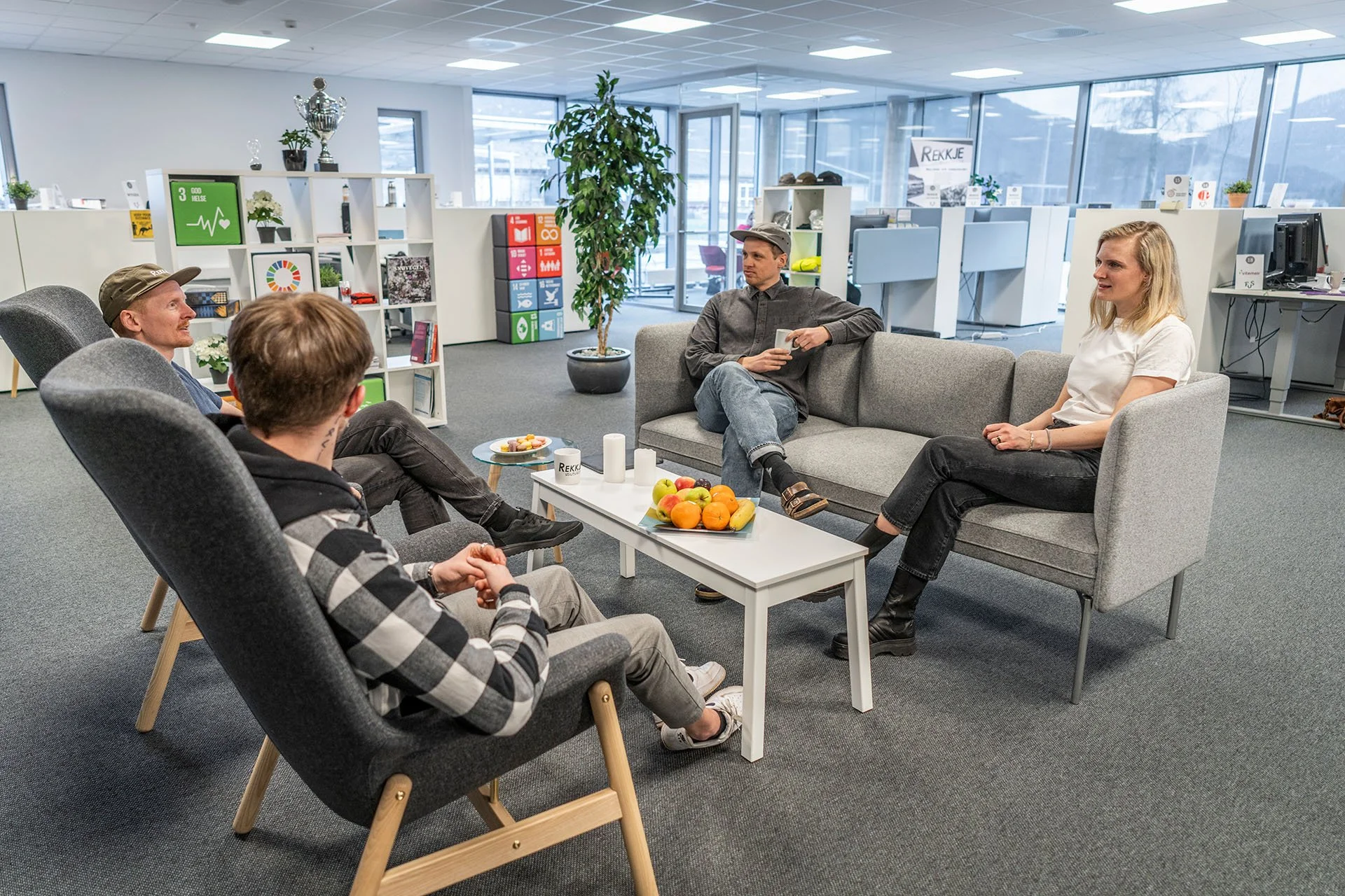 Fire personer i sofaen på FUS