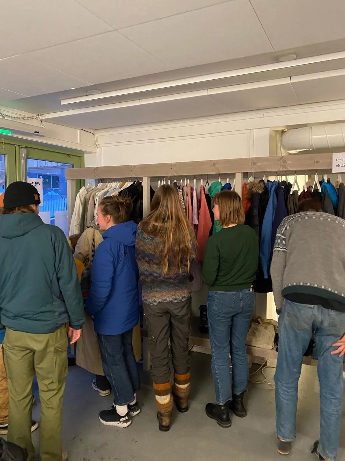Studentar som sjår på tilbodet til Omatte
