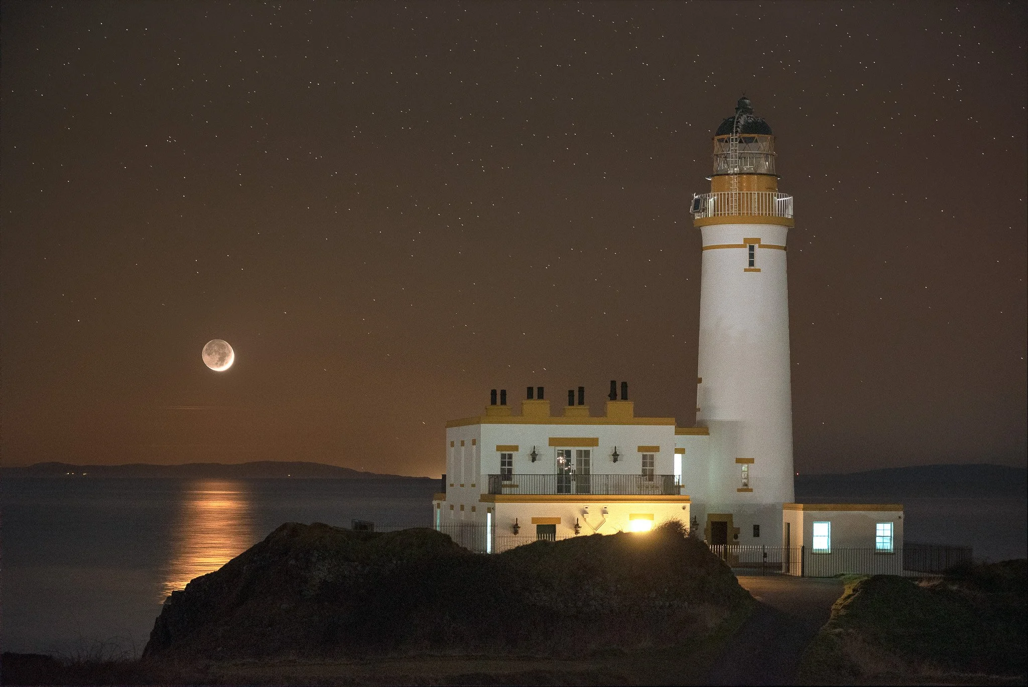 nightscape_2048_Creasent Moon over Turbnberry.JPG