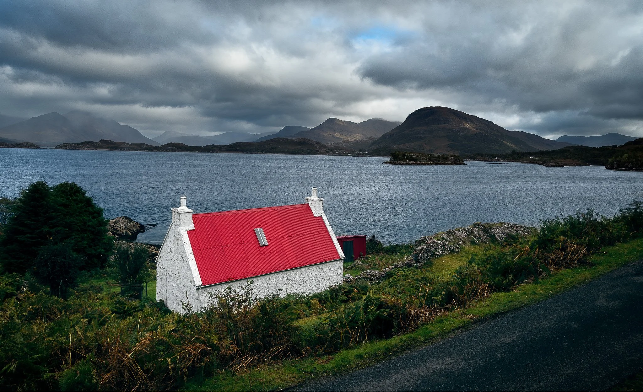 landscape_2048_Red-Roof-Cottage-Loch-Shieldaig-01.JPG