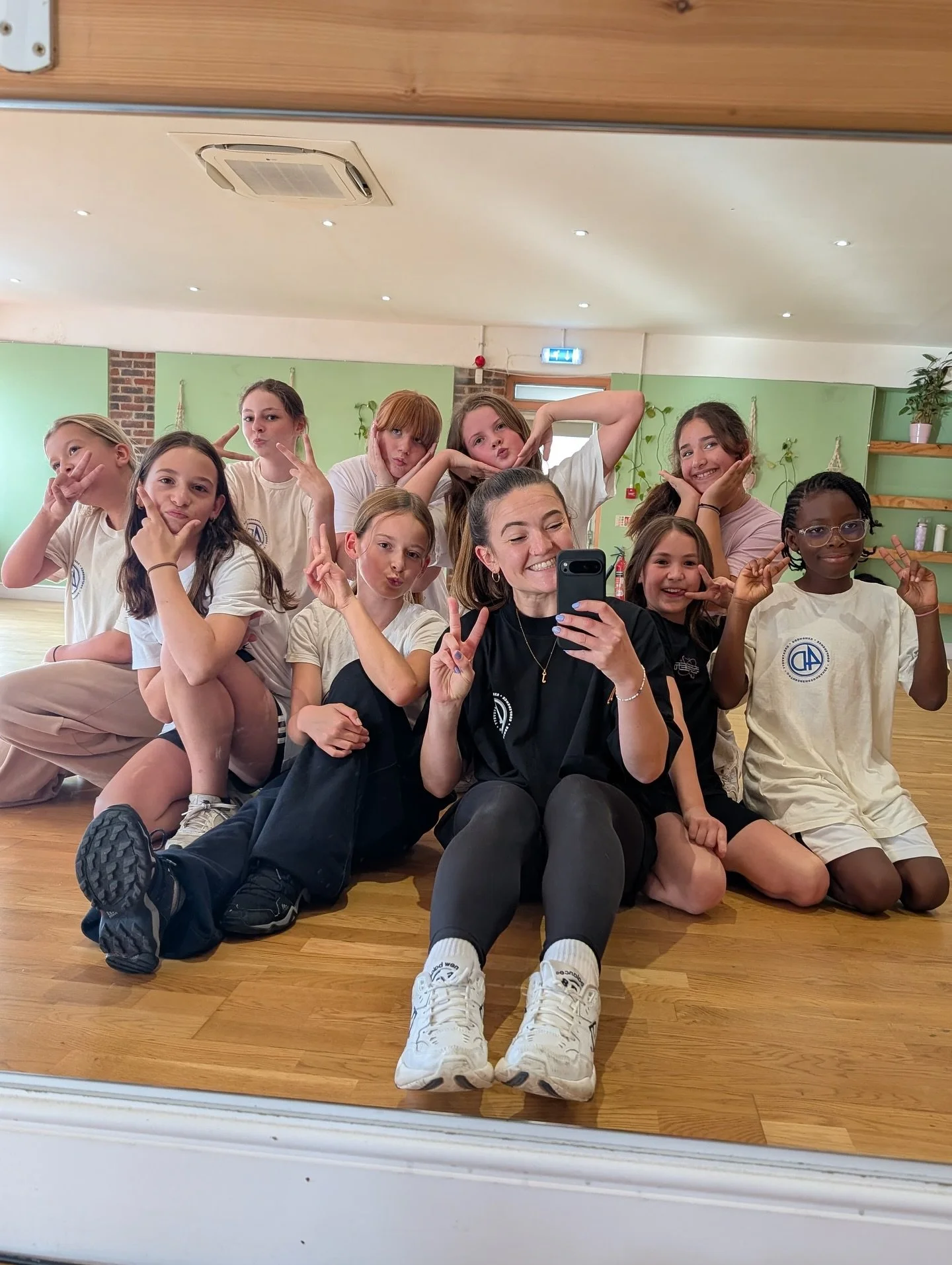 Peace, power, and partnership ✌️

Jodie + Junior Academy = teacher/student GOALS 💛

#4DDance #DanceFam #JuniorEnergy #StudioVibes