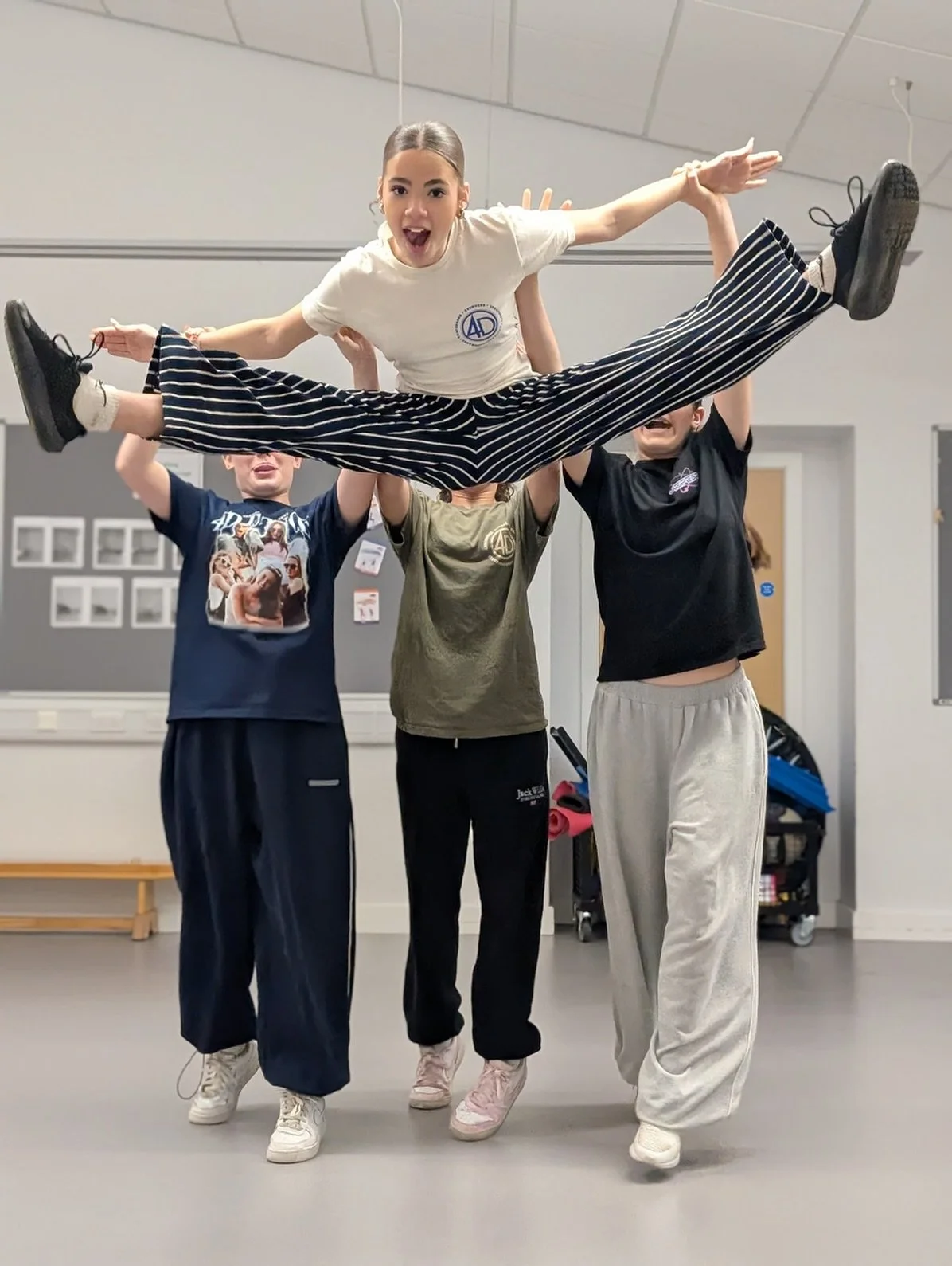 Jumping into the new week like 🤸 

Monday mode activated and we&rsquo;re READY for it 💥 

#4ddance #4dfamily #mondaymood