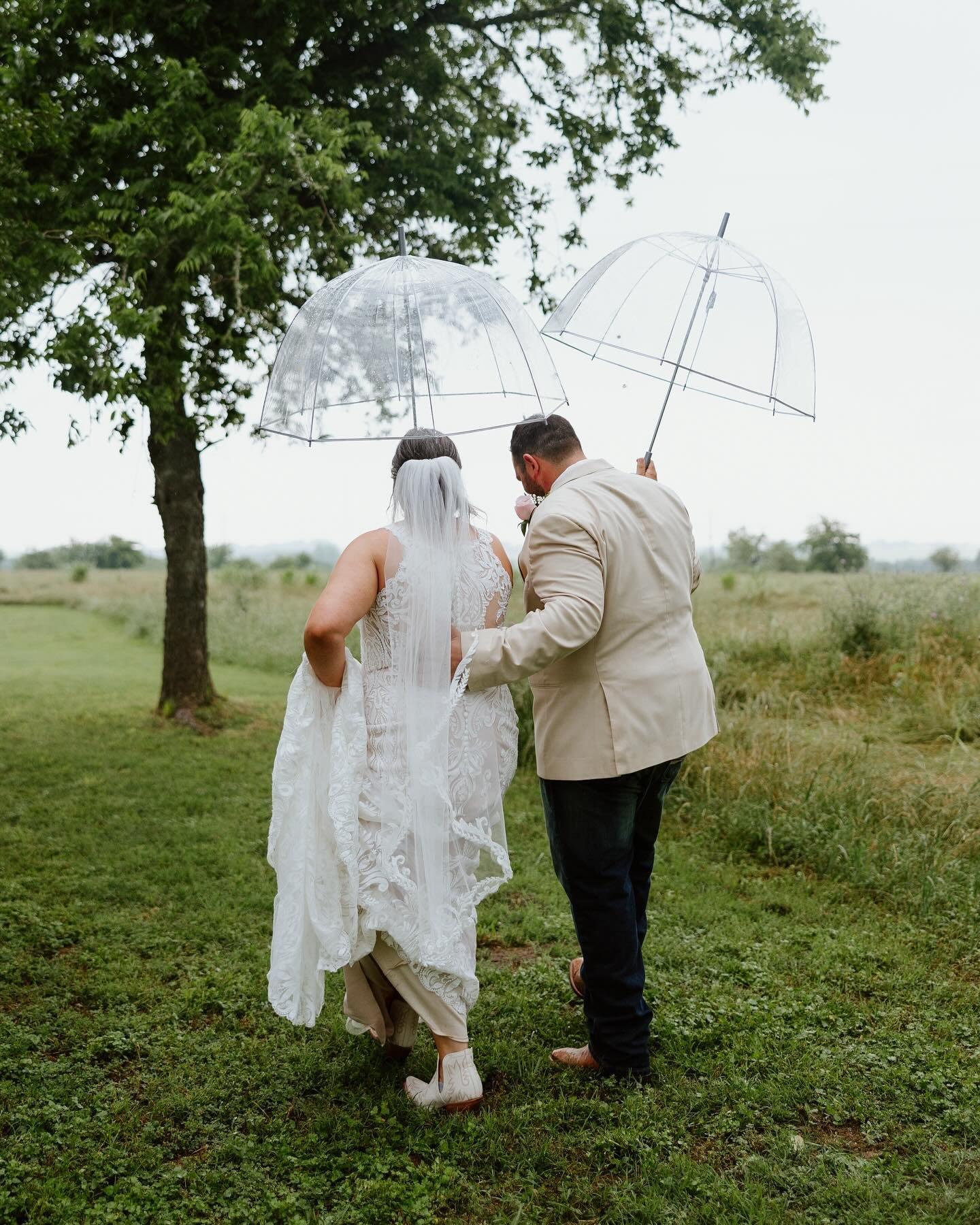 A little rain never hurt anybody. ☔️ Genuinely could not be happier for these humans; they compliment one another so well. 🩷 Their day out at @svetlikfarmvenue was such a fun one.✨