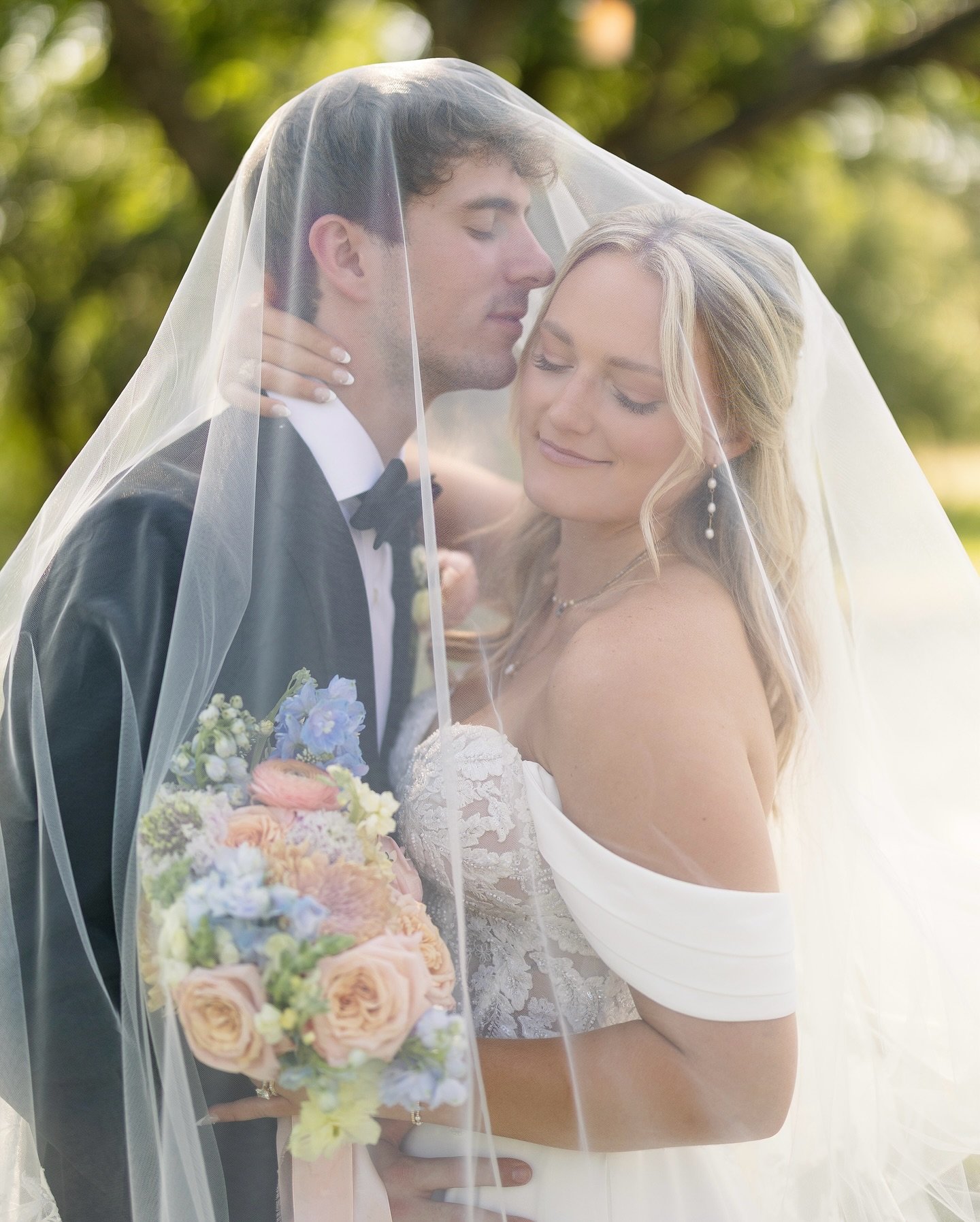 Skyler told me on the phone before the wedding that more than anything, her &amp; Luke just wanted to be present, together, the whole day. No stress, no rushing, just fully in it with each other.

And honestly? That&rsquo;s exactly how it felt.

The 