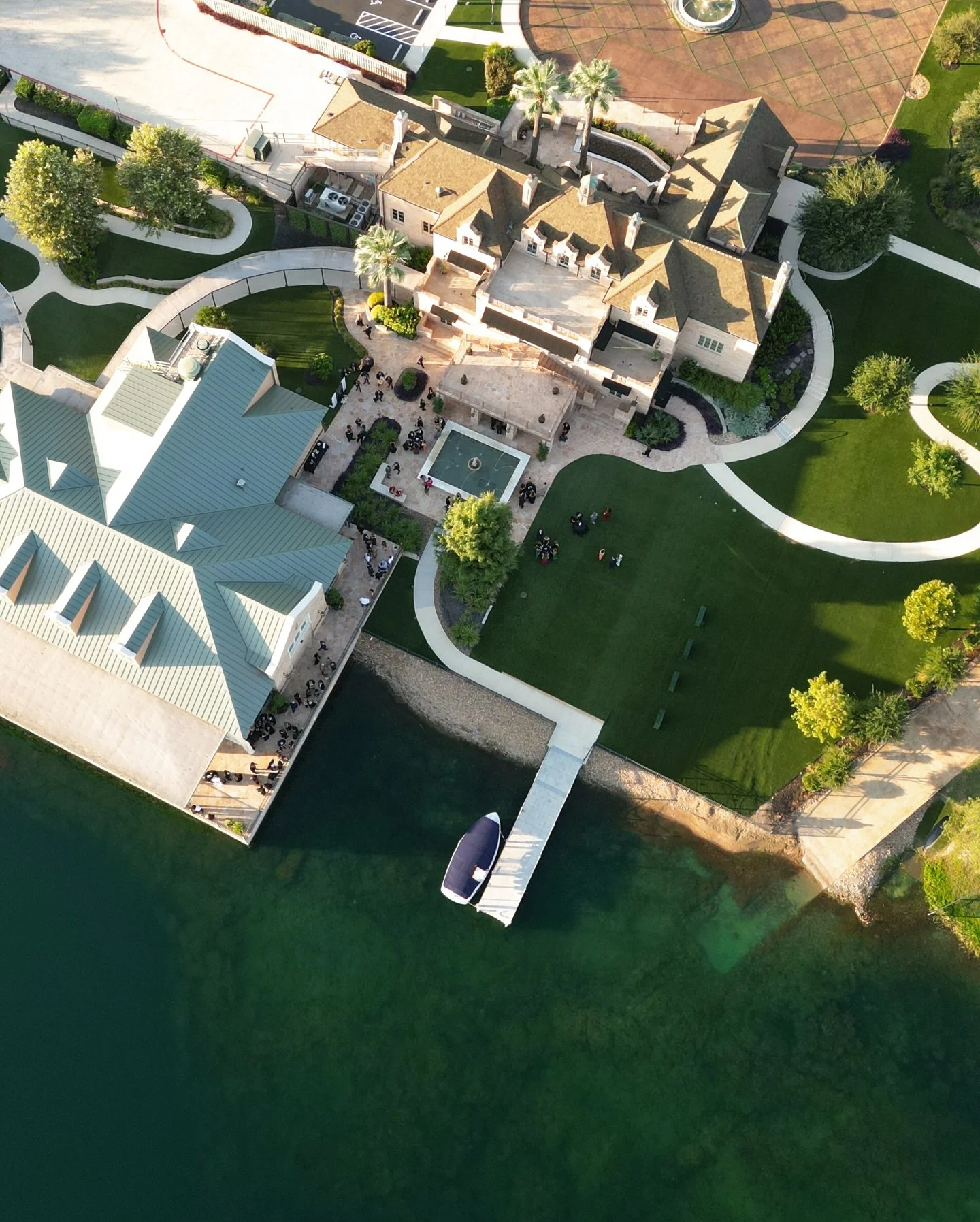 Some fav frames from this gorgeous San Antonio wedding back in September. Big fan of all the hugs with your loved ones. 🖤

Assisting the fabulous @karinarosephoto💫