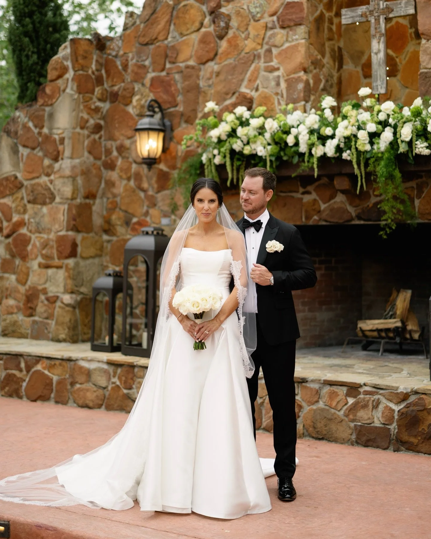 I hope y&rsquo;all don&rsquo;t mind if I spam your timeline with the goodness that was that was Halie &amp; Ty&rsquo;s wedding day. 🥂 The perfect way to end March!! 

&bull;

Venue: @maderaestates 
Planner: @timeless_rose_events 
Photographer: @mome