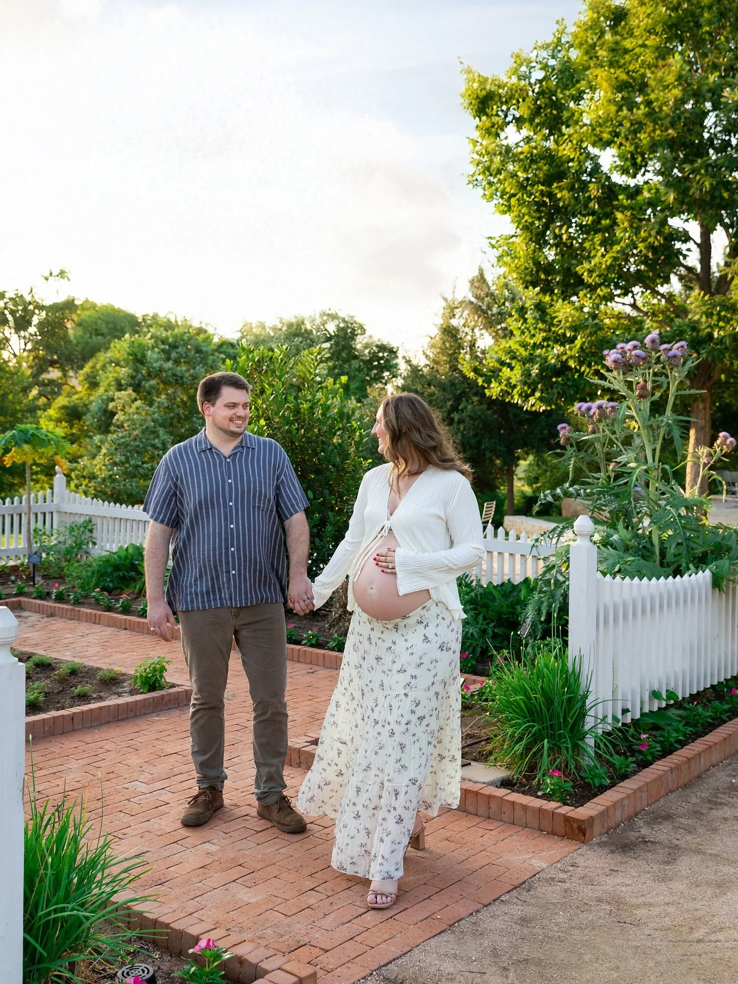 Baby O&rsquo;Rear is already so loved by the BEST mama and papa!! 💖
.
.
.
#houstonmaternityphotographer #collegestationmaternityphotographer #tamugardens #bcsphotographer #collegestationphotographer #houstonfamilyphotographer #collegestationfamilyph