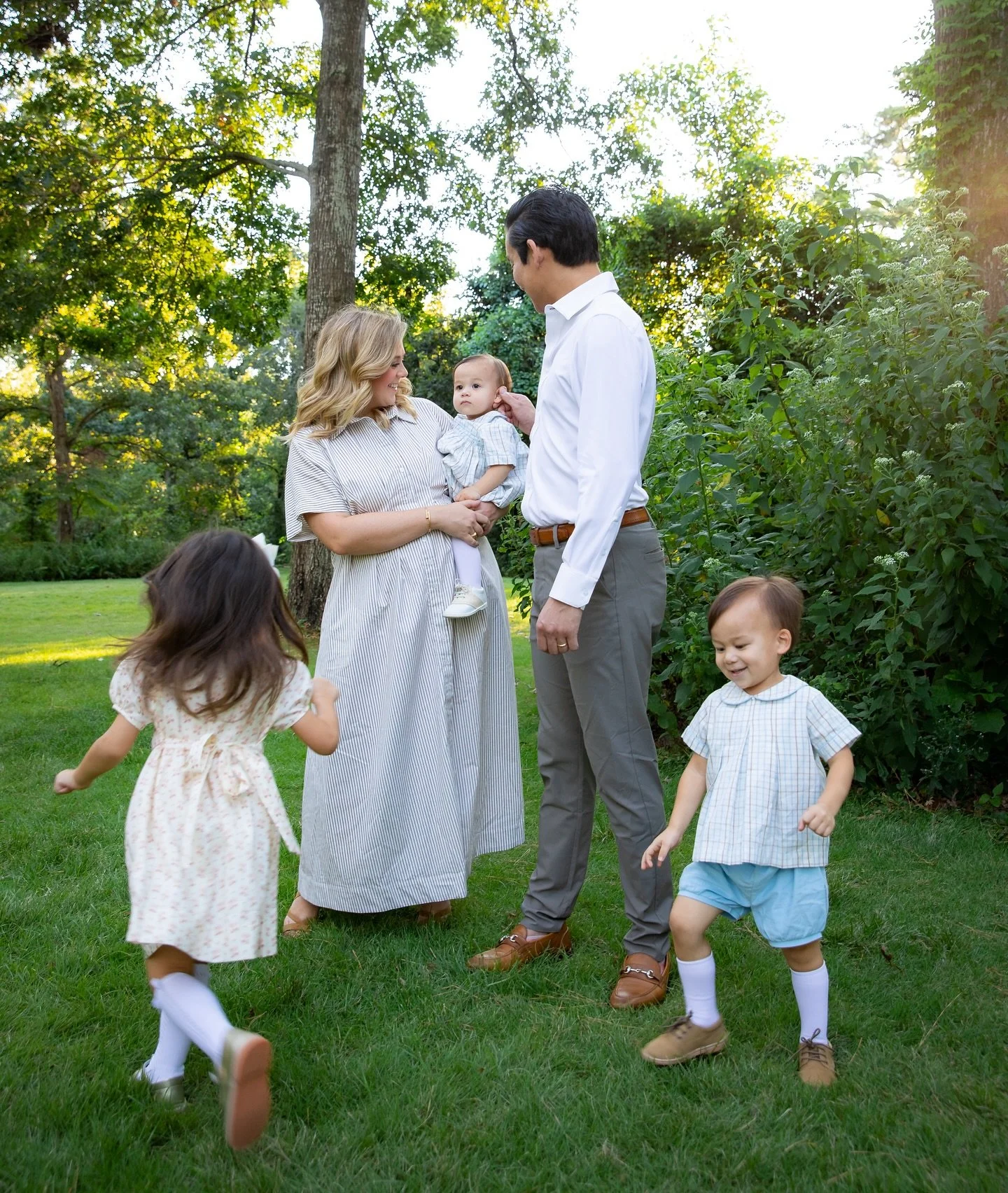 This is your sign to book family pictures this year!! I have a few mini session spots available tomorrow (morning and evening), and then good availability 10/25 at the most BEAUTIFUL beach location in Galveston!! 

I&rsquo;ll be in College Station 11