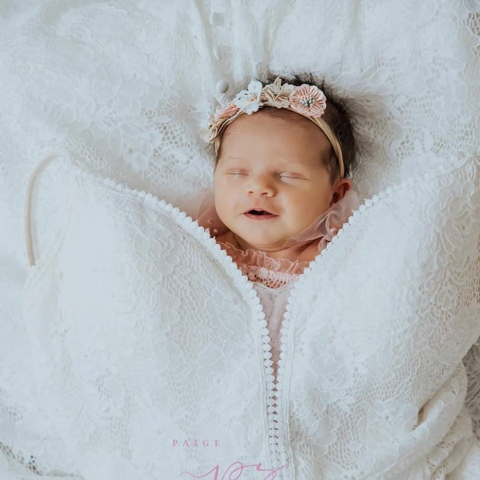 Congratulations to my 2022 bride Kristen and her hubby Austin on the arrival of their sweet baby girl. This newborn photo of her wrapped in the wedding dress gave me all the big feels. 😍🥹 (Shared with permission, of course.)
📷 : PS Photography