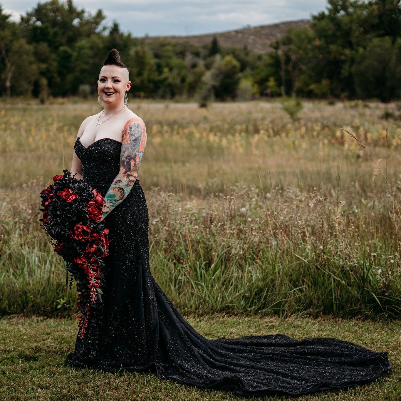 My beautiful #reallifebride Anna sent me photos! 😍 You guys already know that I love black wedding dresses so much, and this one was pure elegance. What you can't fully see in the photos is that the entire dress is covered top to bottom in tiny, spa