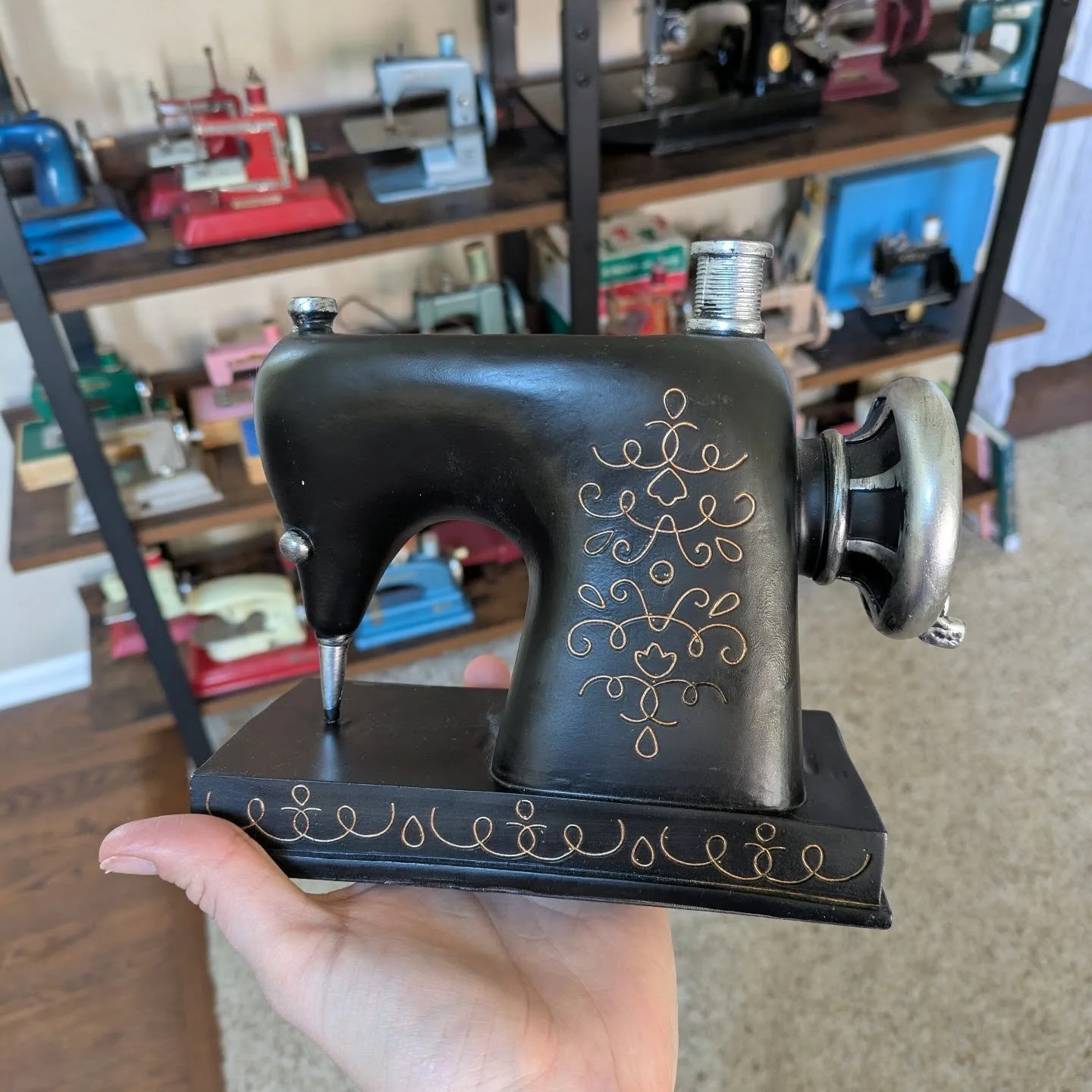 I am always excited when clients bring me thank you gifts, and I guess I'm pretty easy to shop for. Today my bride Austin gave me this sewing machine flower pot. 😍